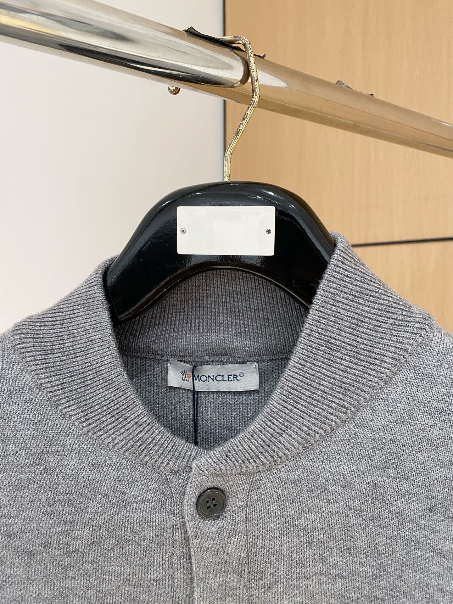 蒙口 2025秋冬最新品，专柜同步有售，原单狠货，时尚休闲针织开衫毛衣，上身很有特点！吸睛而有亮点，进口