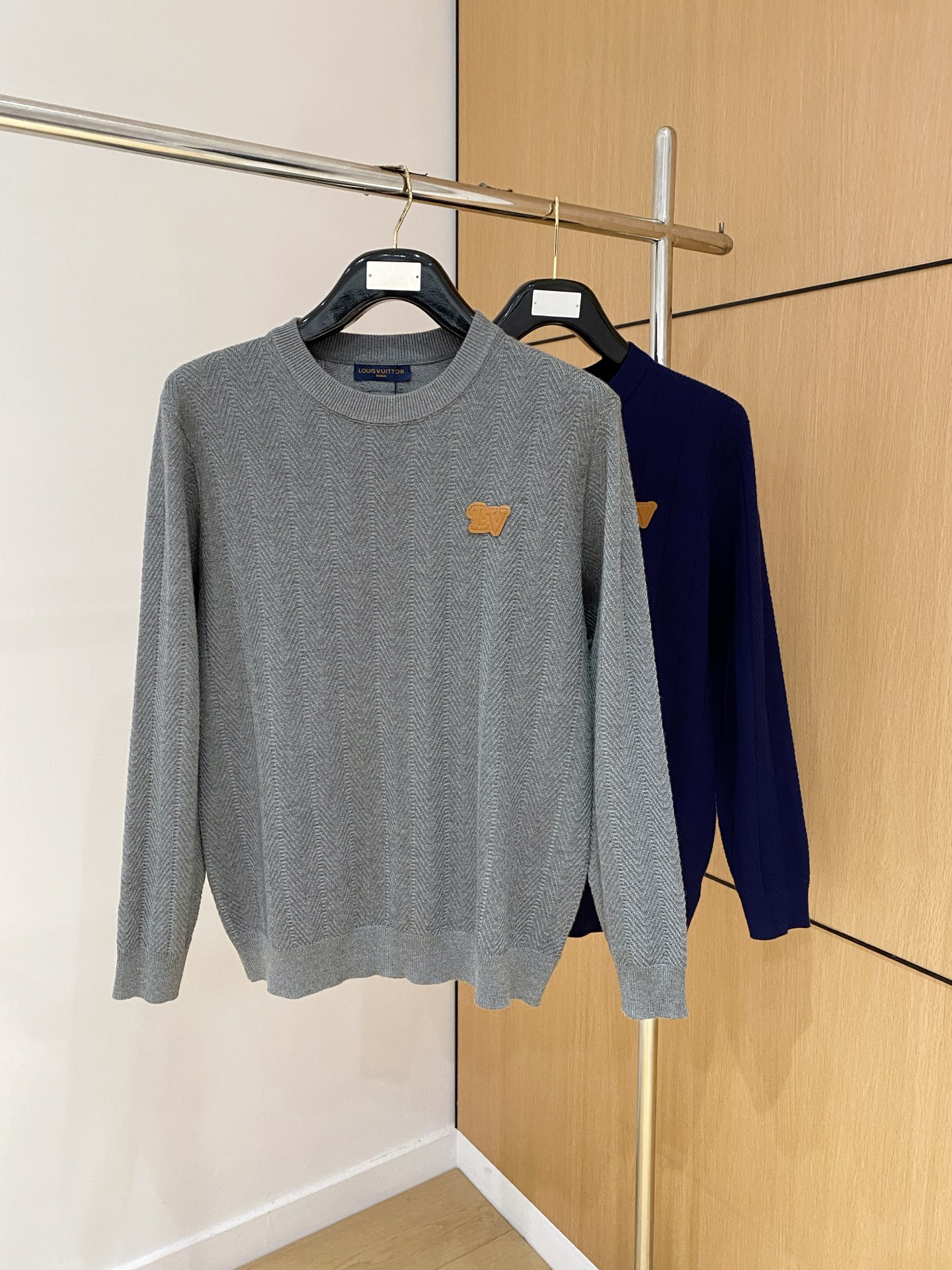 LV 2025秋冬 羊毛混纺套头针织毛衣很有亮点细节上凸显质感 整体设计上身时尚而赋予现代气息感合体的剪