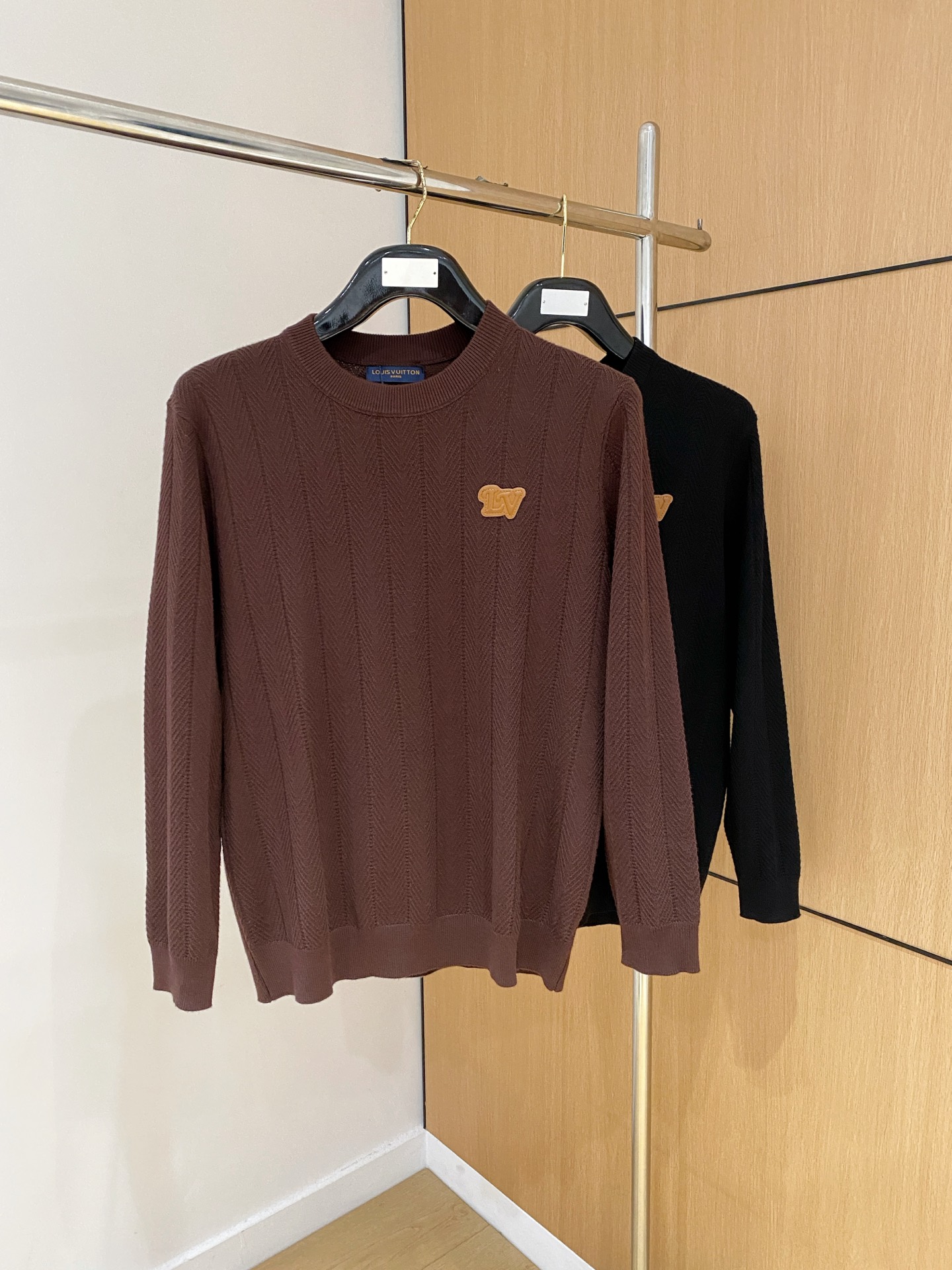 LV 2025秋冬 羊毛混纺套头针织毛衣很有亮点细节上凸显质感 整体设计上身时尚而赋予现代气息感合体的剪