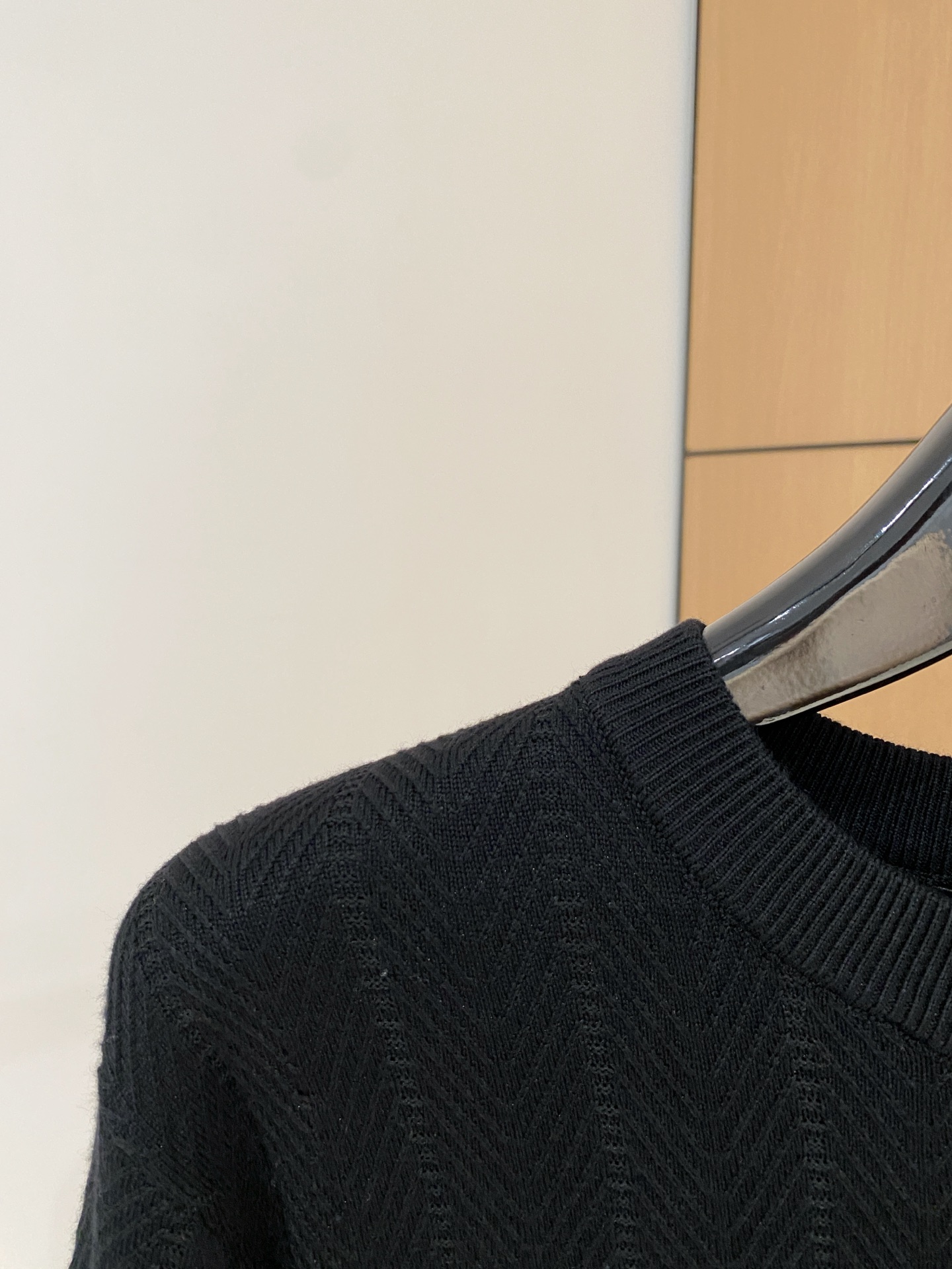 LV 2025秋冬 羊毛混纺套头针织毛衣很有亮点细节上凸显质感 整体设计上身时尚而赋予现代气息感合体的剪