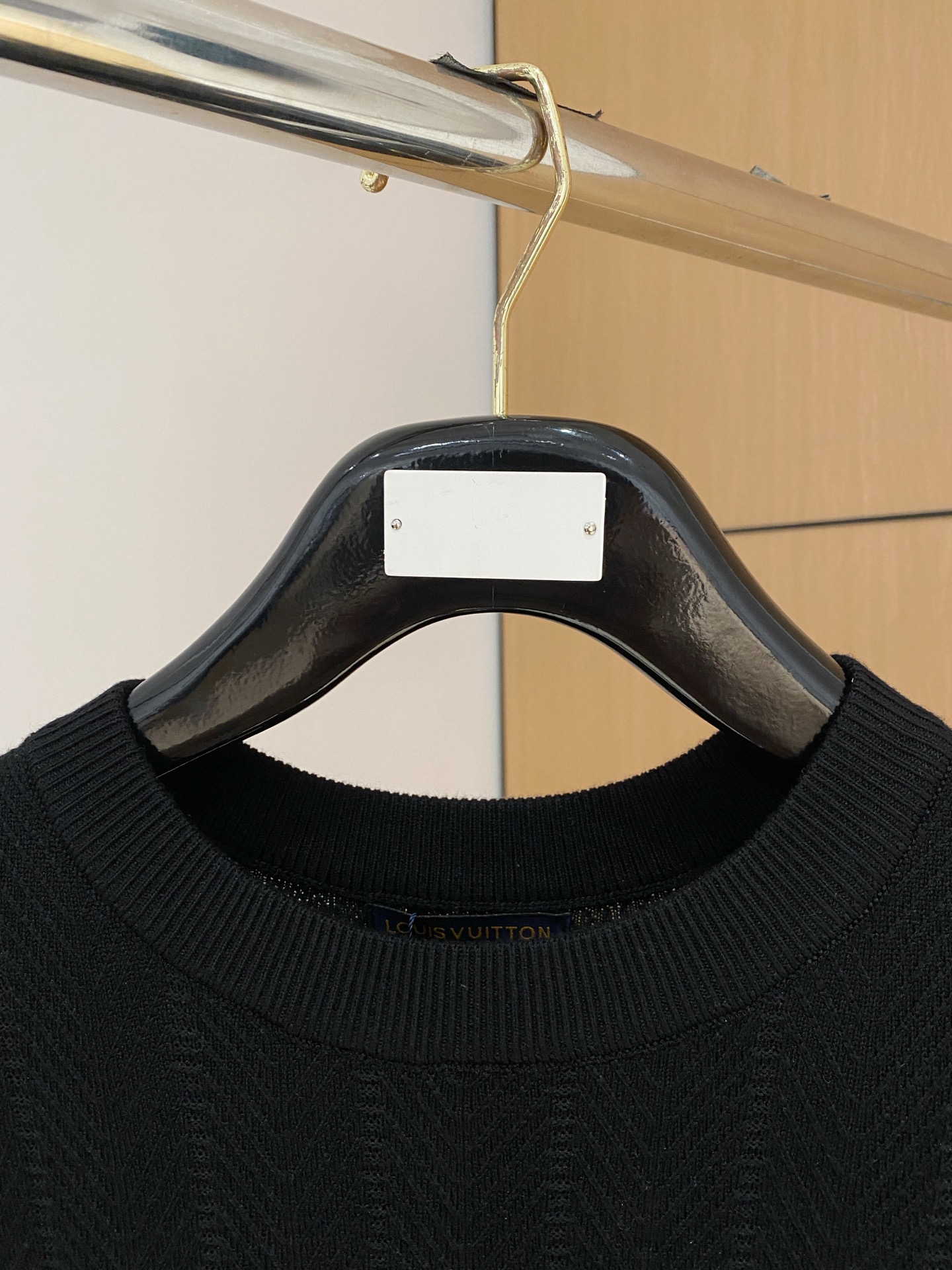 LV 2025秋冬 羊毛混纺套头针织毛衣很有亮点细节上凸显质感 整体设计上身时尚而赋予现代气息感合体的剪