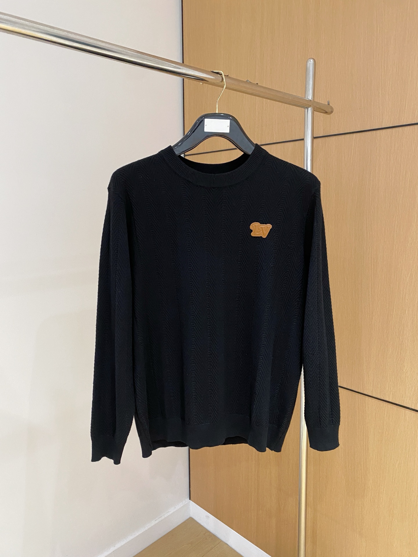 LV 2025秋冬 羊毛混纺套头针织毛衣很有亮点细节上凸显质感 整体设计上身时尚而赋予现代气息感合体的剪