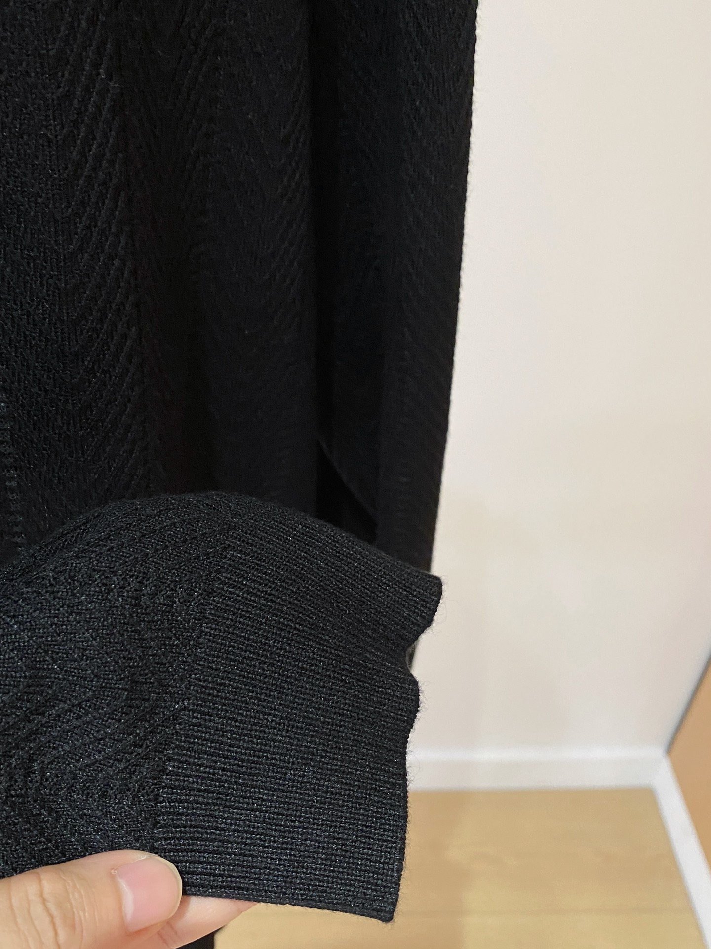 LV 2025秋冬 羊毛混纺套头针织毛衣很有亮点细节上凸显质感 整体设计上身时尚而赋予现代气息感合体的剪