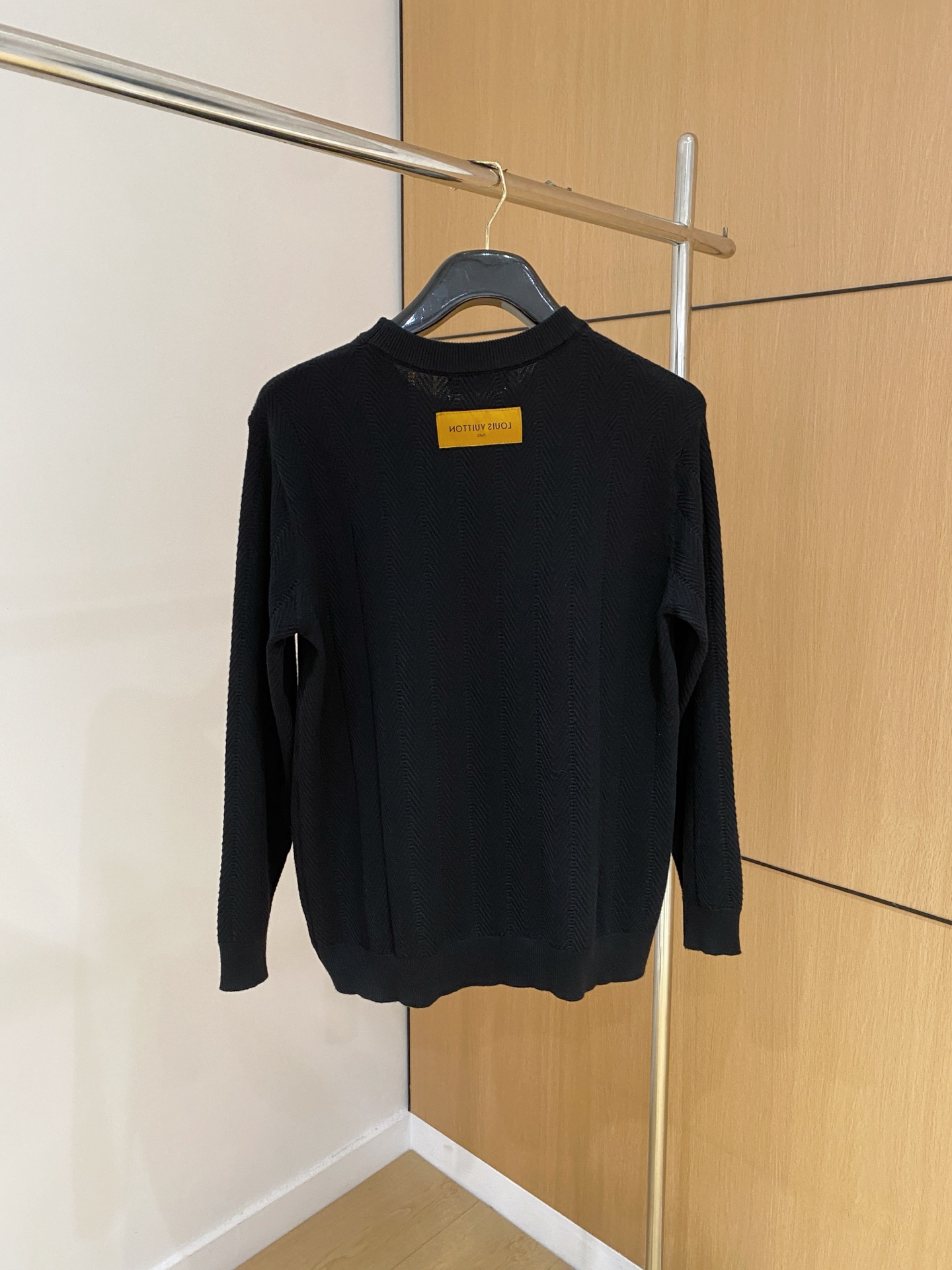 LV 2025秋冬 羊毛混纺套头针织毛衣很有亮点细节上凸显质感 整体设计上身时尚而赋予现代气息感合体的剪