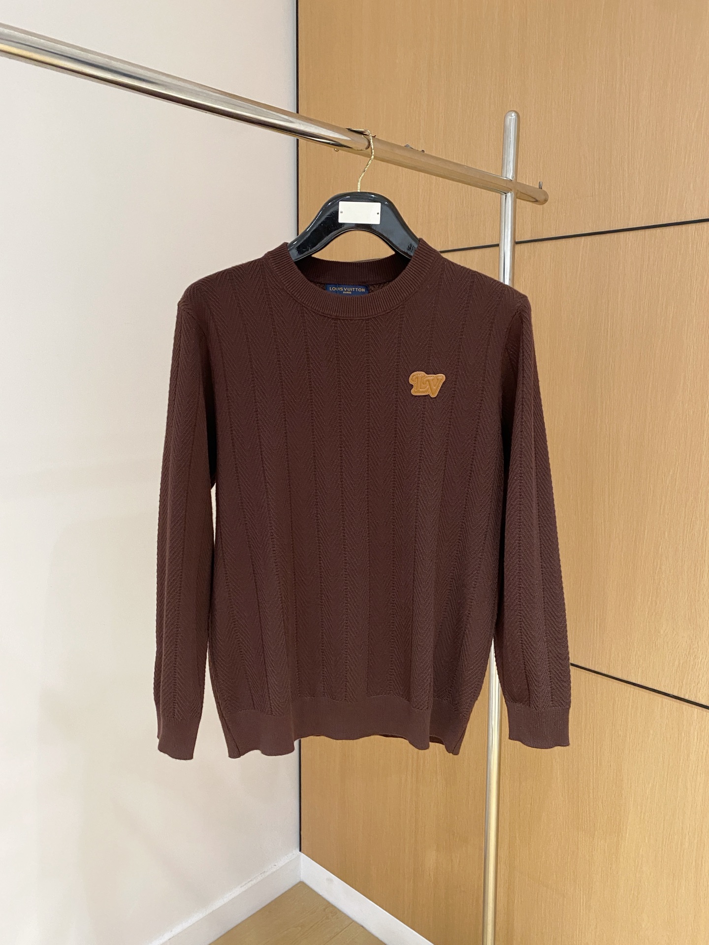 LV 2025秋冬 羊毛混纺套头针织毛衣很有亮点细节上凸显质感 整体设计上身时尚而赋予现代气息感合体的剪