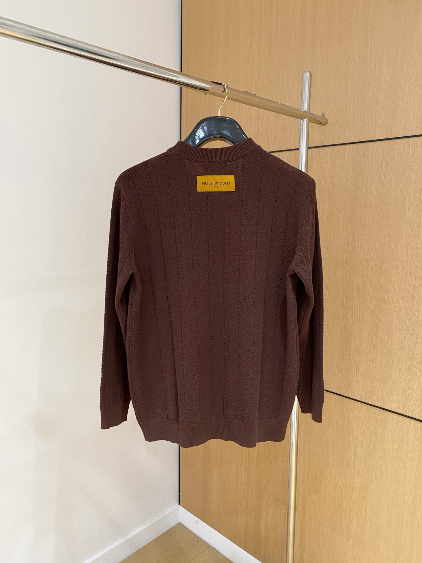 LV 2025秋冬 羊毛混纺套头针织毛衣很有亮点细节上凸显质感 整体设计上身时尚而赋予现代气息感合体的剪