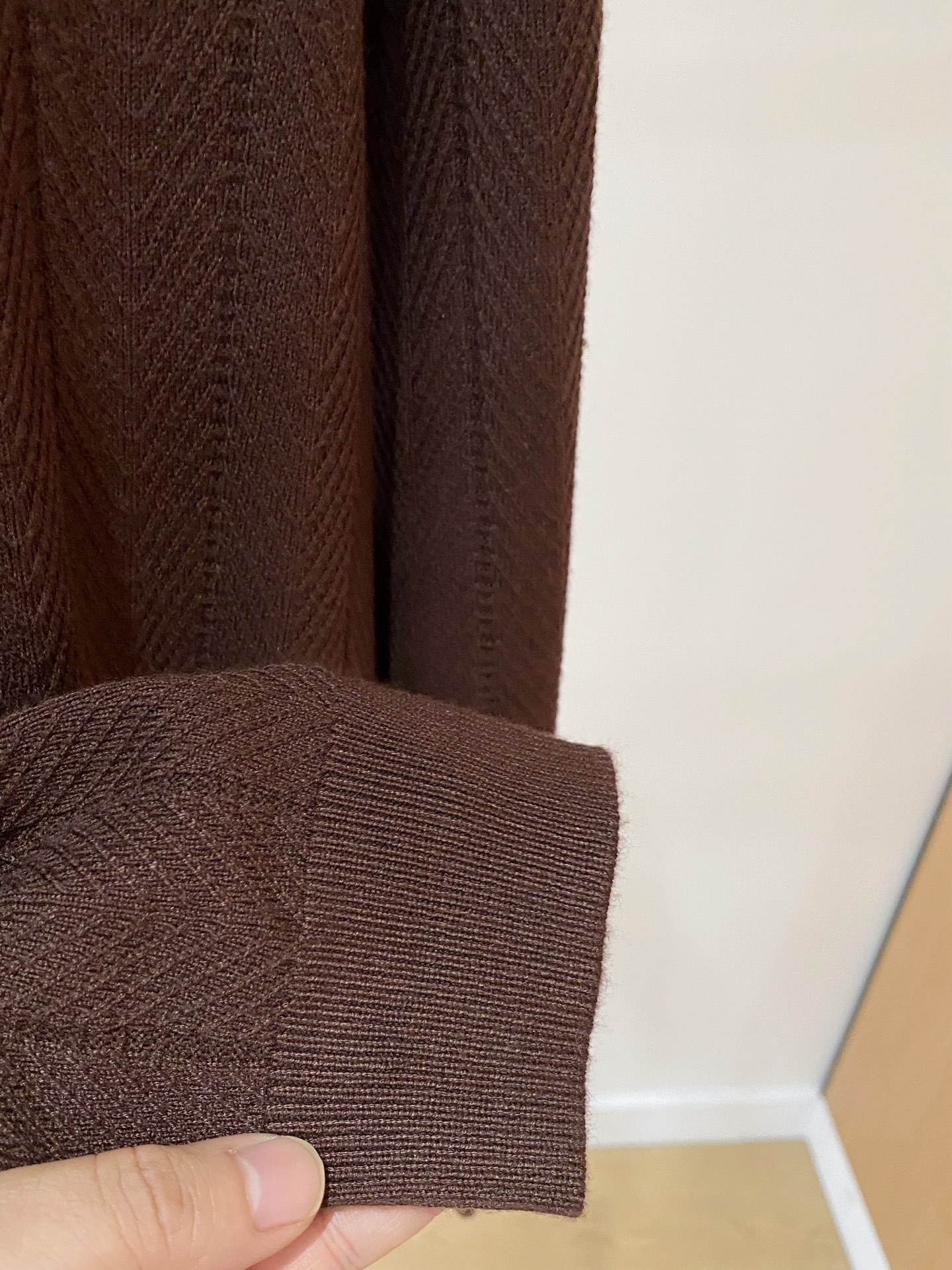 LV 2025秋冬 羊毛混纺套头针织毛衣很有亮点细节上凸显质感 整体设计上身时尚而赋予现代气息感合体的剪