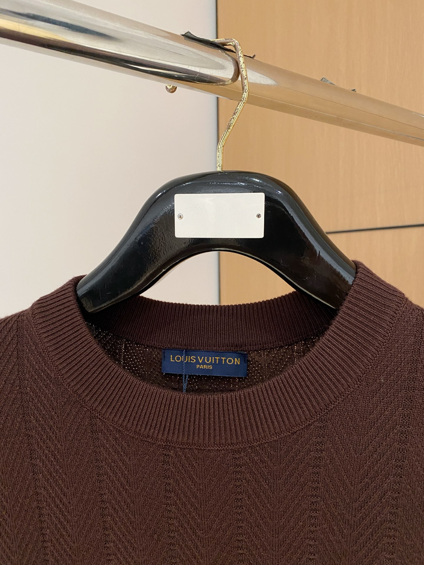 LV 2025秋冬 羊毛混纺套头针织毛衣很有亮点细节上凸显质感 整体设计上身时尚而赋予现代气息感合体的剪