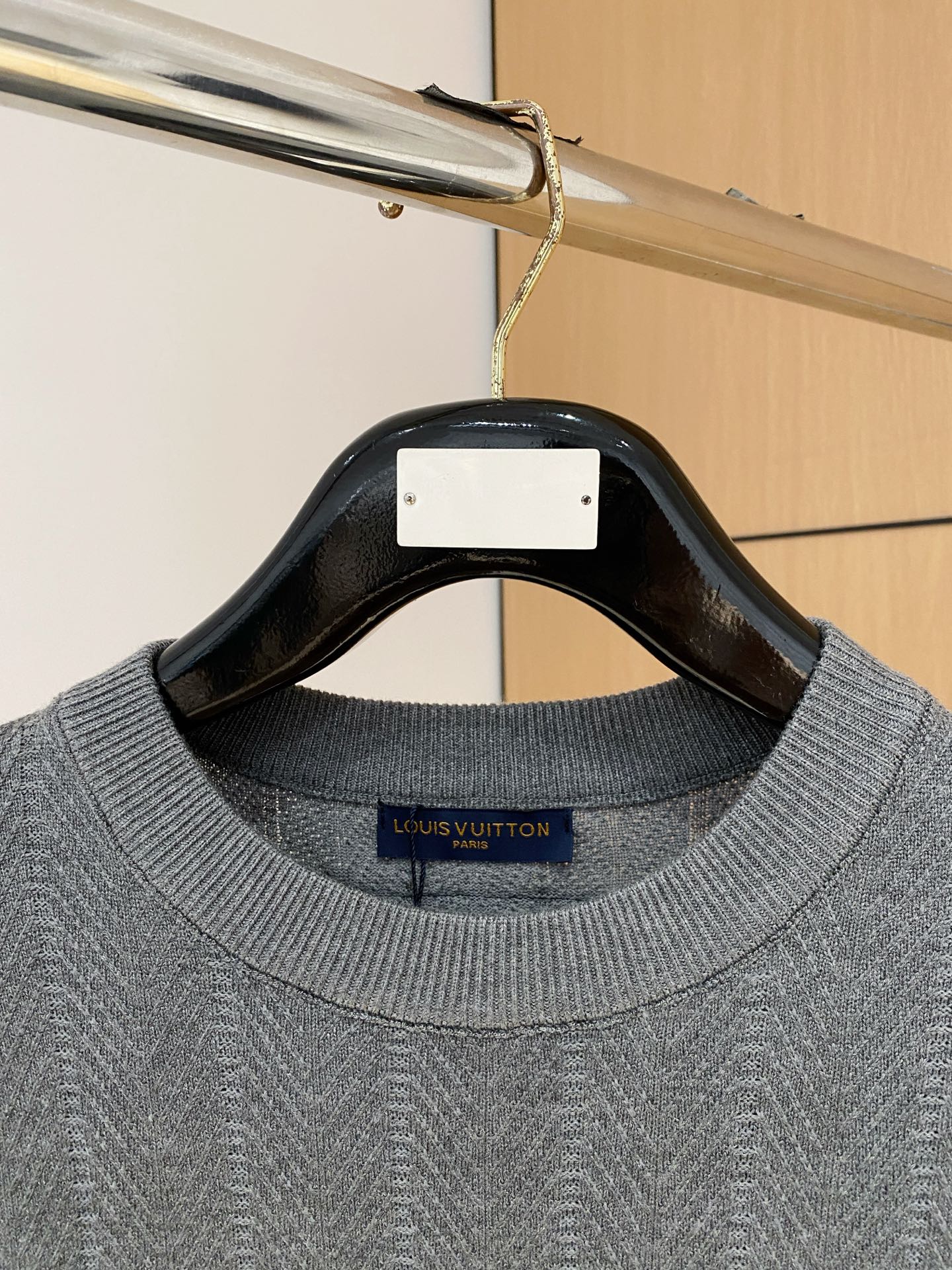 LV 2025秋冬 羊毛混纺套头针织毛衣很有亮点细节上凸显质感 整体设计上身时尚而赋予现代气息感合体的剪