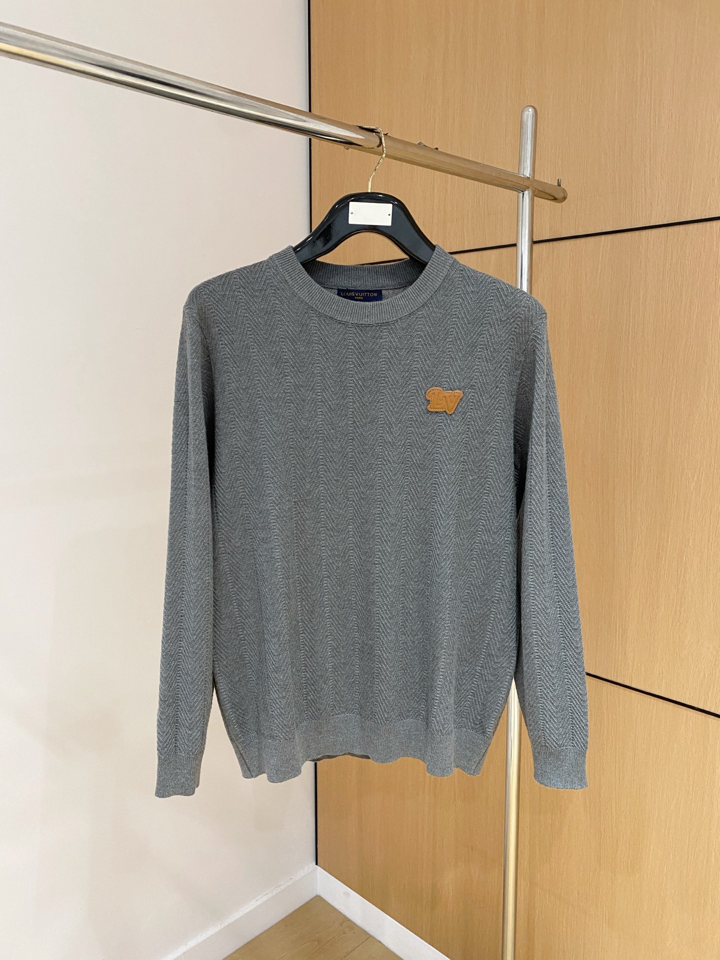 LV 2025秋冬 羊毛混纺套头针织毛衣很有亮点细节上凸显质感 整体设计上身时尚而赋予现代气息感合体的剪