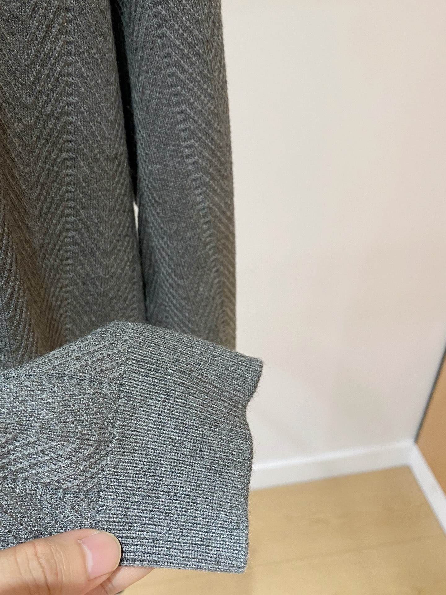 LV 2025秋冬 羊毛混纺套头针织毛衣很有亮点细节上凸显质感 整体设计上身时尚而赋予现代气息感合体的剪