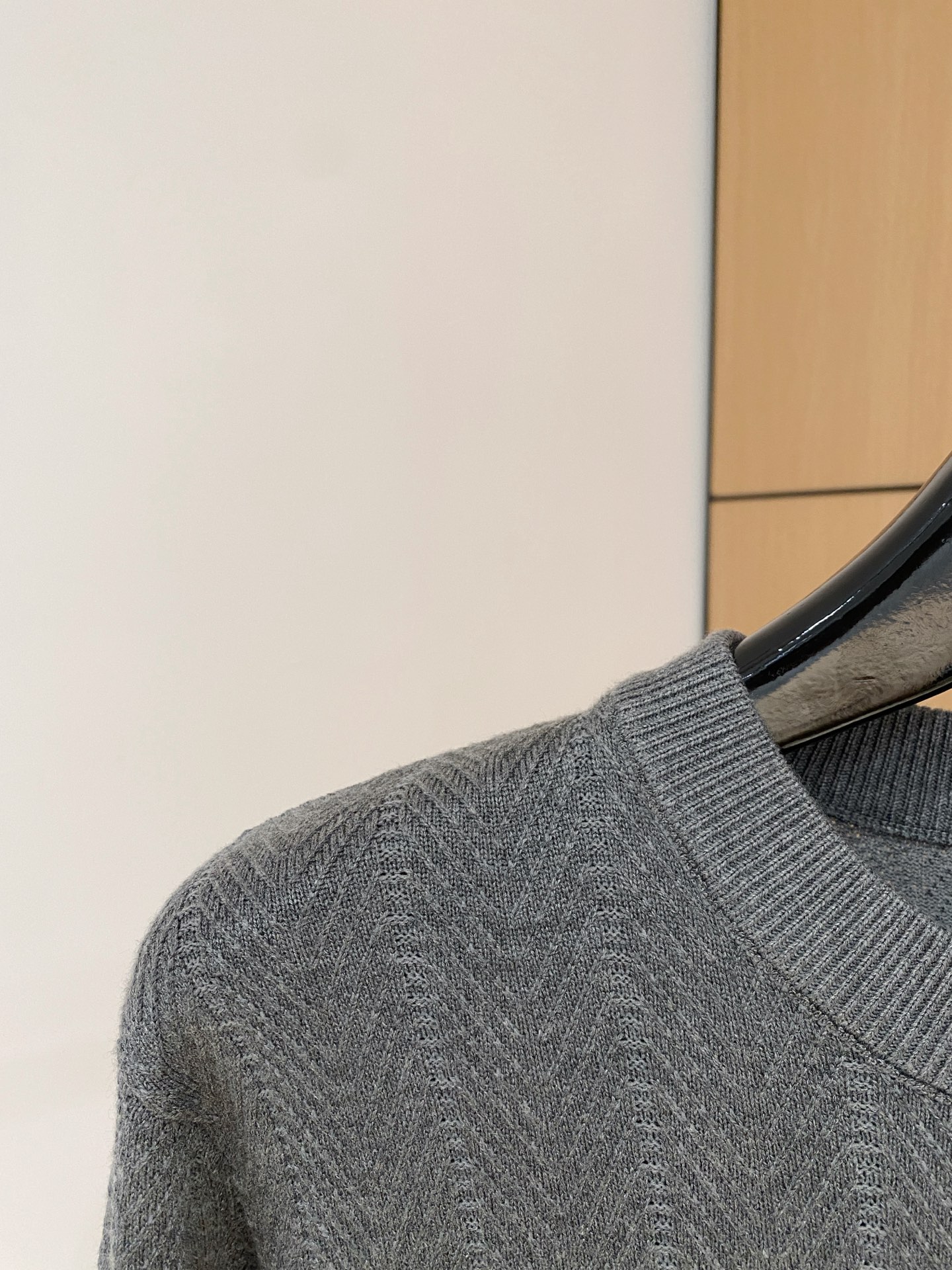 LV 2025秋冬 羊毛混纺套头针织毛衣很有亮点细节上凸显质感 整体设计上身时尚而赋予现代气息感合体的剪