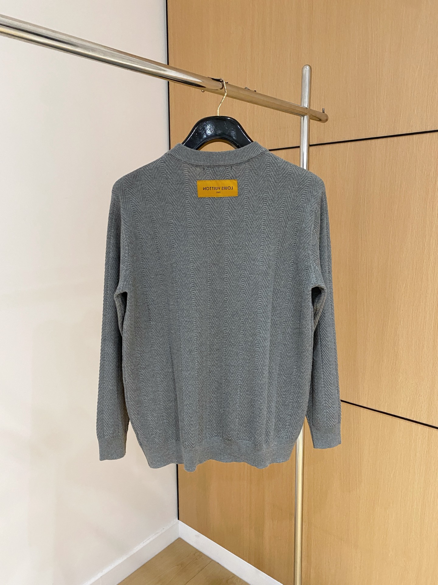 LV 2025秋冬 羊毛混纺套头针织毛衣很有亮点细节上凸显质感 整体设计上身时尚而赋予现代气息感合体的剪