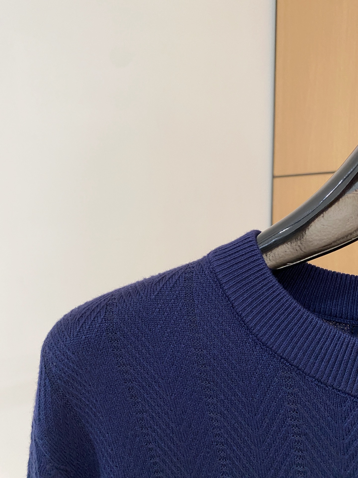 LV 2025秋冬 羊毛混纺套头针织毛衣很有亮点细节上凸显质感 整体设计上身时尚而赋予现代气息感合体的剪