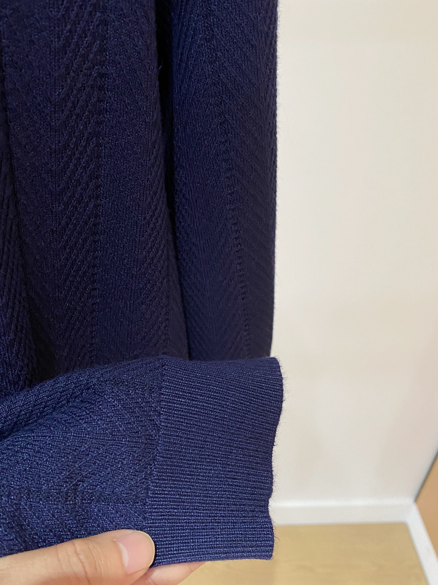 LV 2025秋冬 羊毛混纺套头针织毛衣很有亮点细节上凸显质感 整体设计上身时尚而赋予现代气息感合体的剪