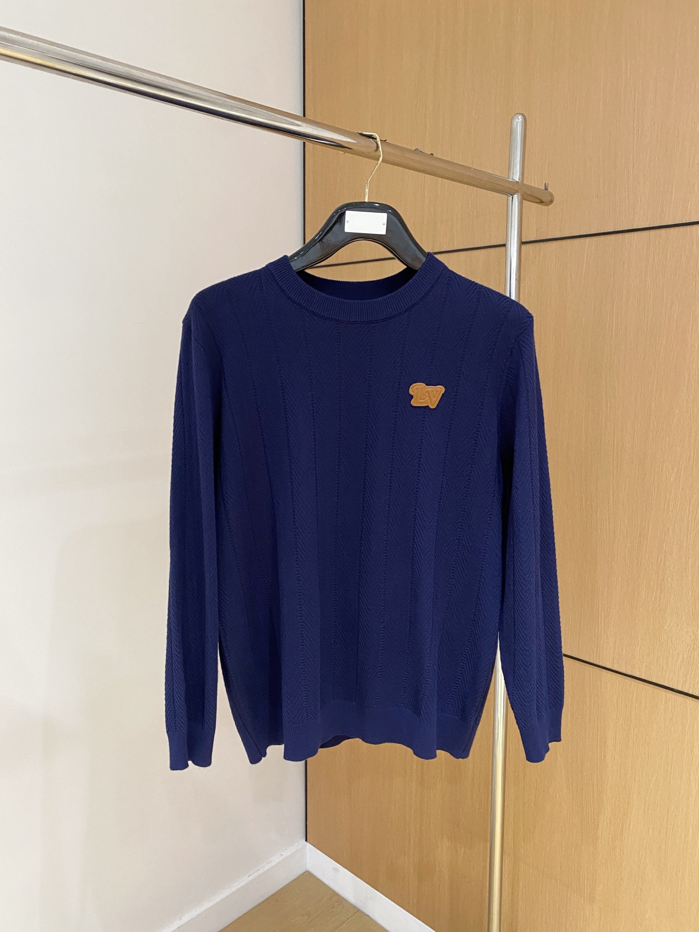 LV 2025秋冬 羊毛混纺套头针织毛衣很有亮点细节上凸显质感 整体设计上身时尚而赋予现代气息感合体的剪