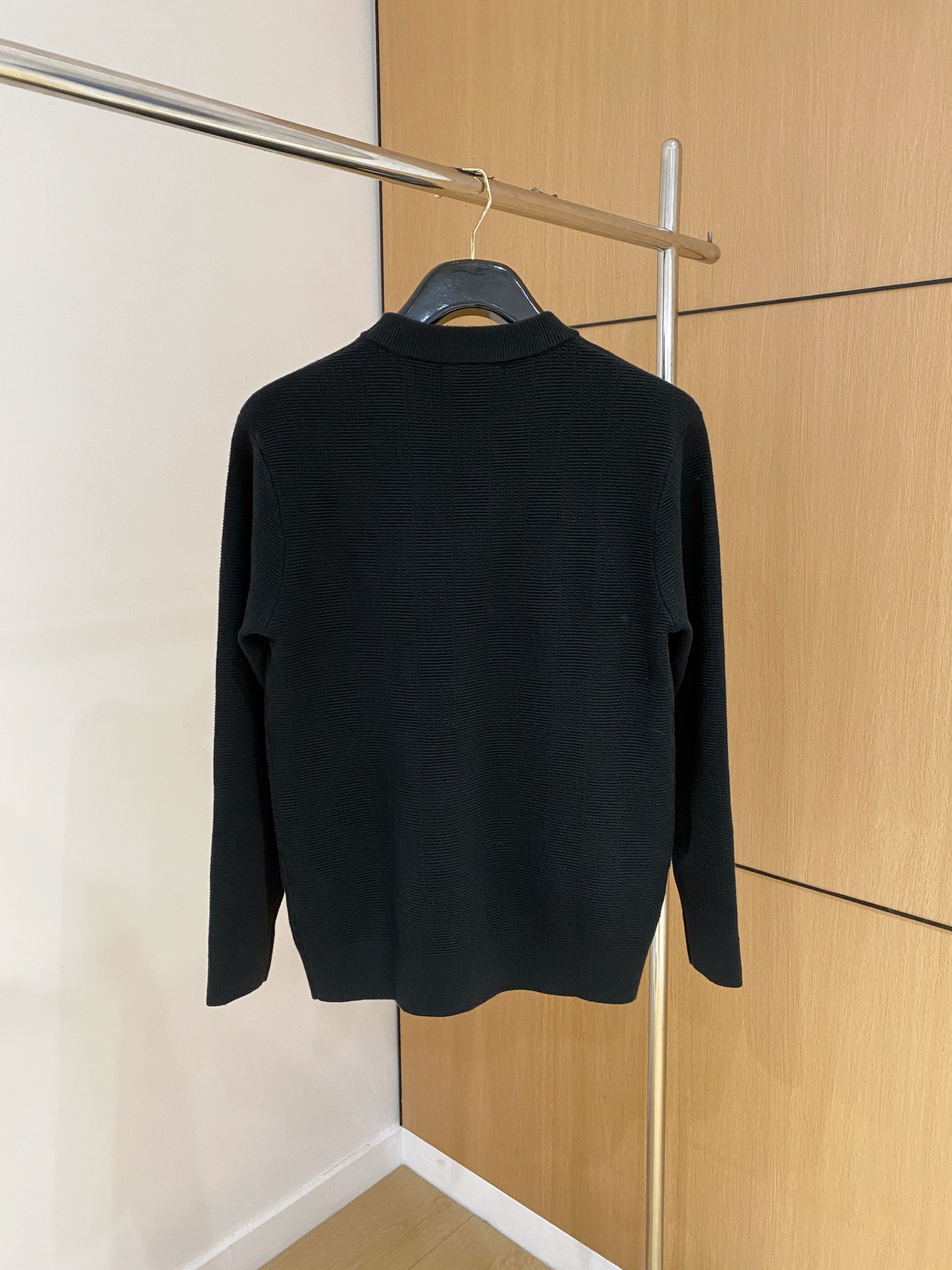 普拉达 2025秋冬 羊毛混纺套头针织毛衣很有亮点细节上凸显质感 整体设计上身时尚而赋予现代气息感合体的