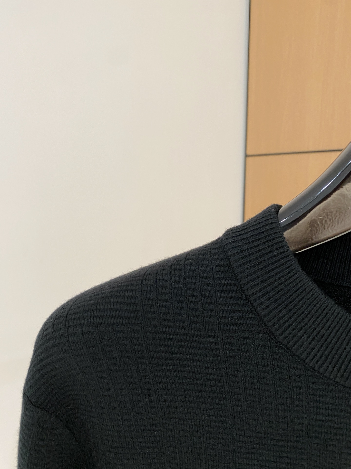 普拉达 2025秋冬 羊毛混纺套头针织毛衣很有亮点细节上凸显质感 整体设计上身时尚而赋予现代气息感合体的