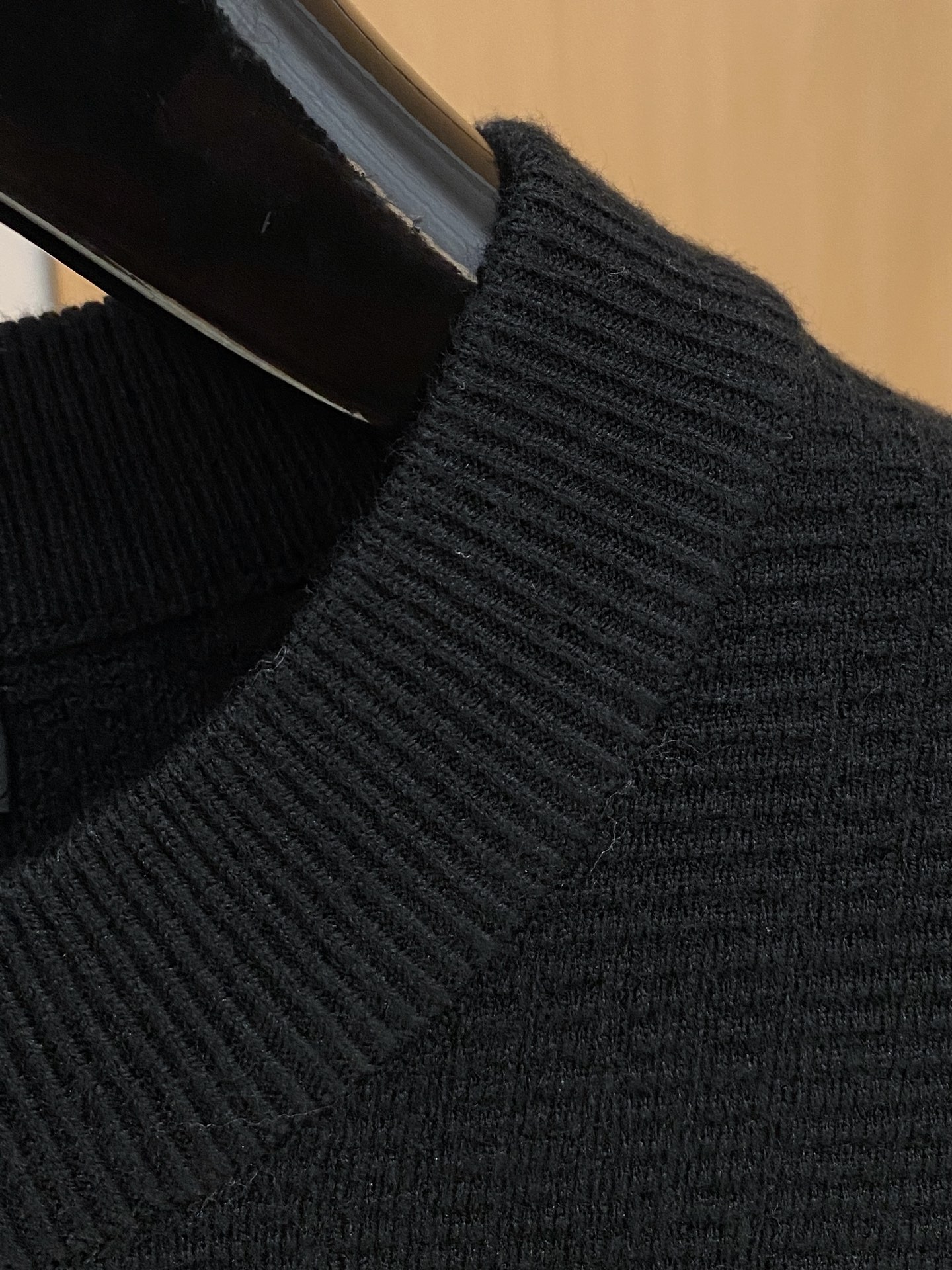 普拉达 2025秋冬 羊毛混纺套头针织毛衣很有亮点细节上凸显质感 整体设计上身时尚而赋予现代气息感合体的