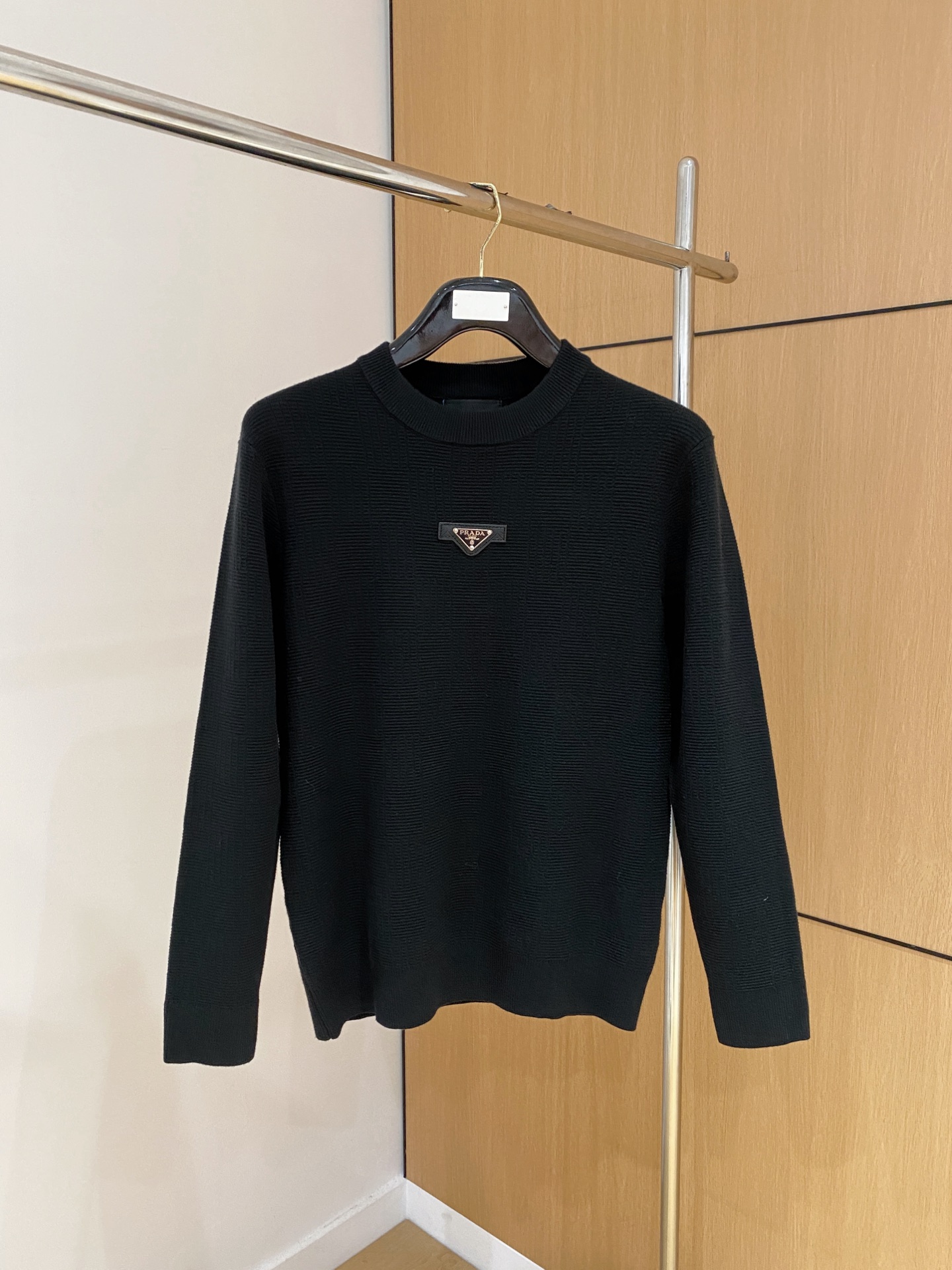 普拉达 2025秋冬 羊毛混纺套头针织毛衣很有亮点细节上凸显质感 整体设计上身时尚而赋予现代气息感合体的