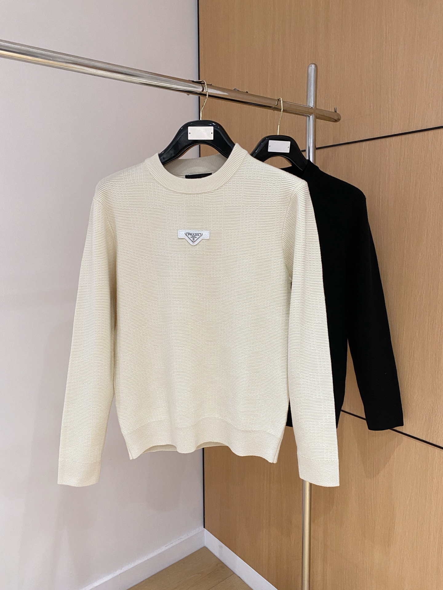 普拉达 2025秋冬 羊毛混纺套头针织毛衣很有亮点细节上凸显质感 整体设计上身时尚而赋予现代气息感合体的