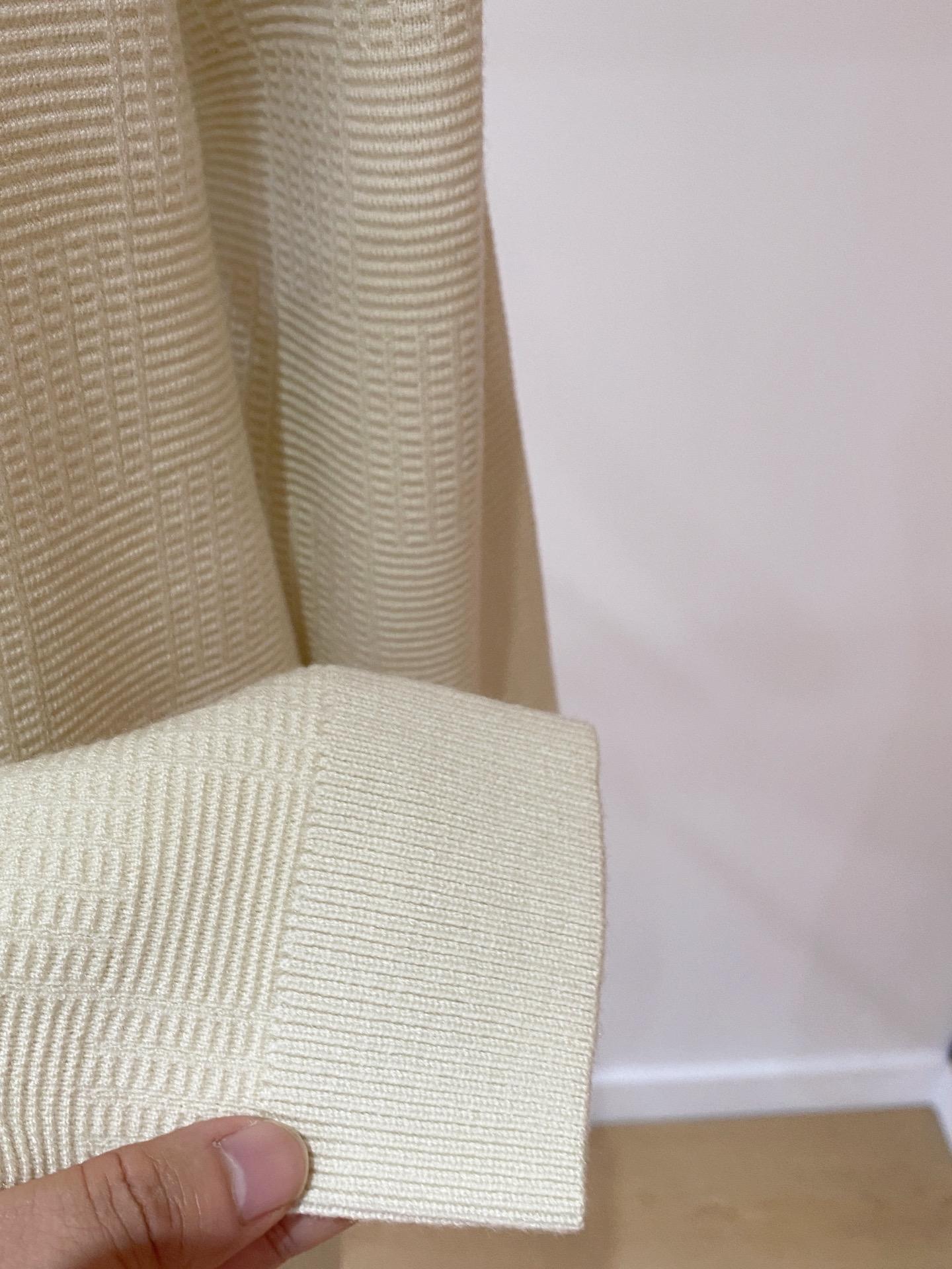 普拉达 2025秋冬 羊毛混纺套头针织毛衣很有亮点细节上凸显质感 整体设计上身时尚而赋予现代气息感合体的