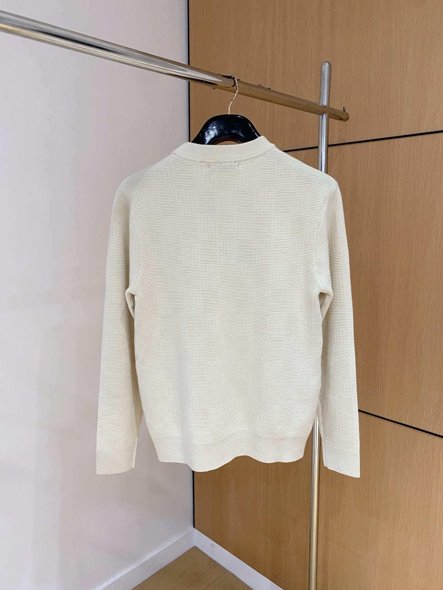 普拉达 2025秋冬 羊毛混纺套头针织毛衣很有亮点细节上凸显质感 整体设计上身时尚而赋予现代气息感合体的