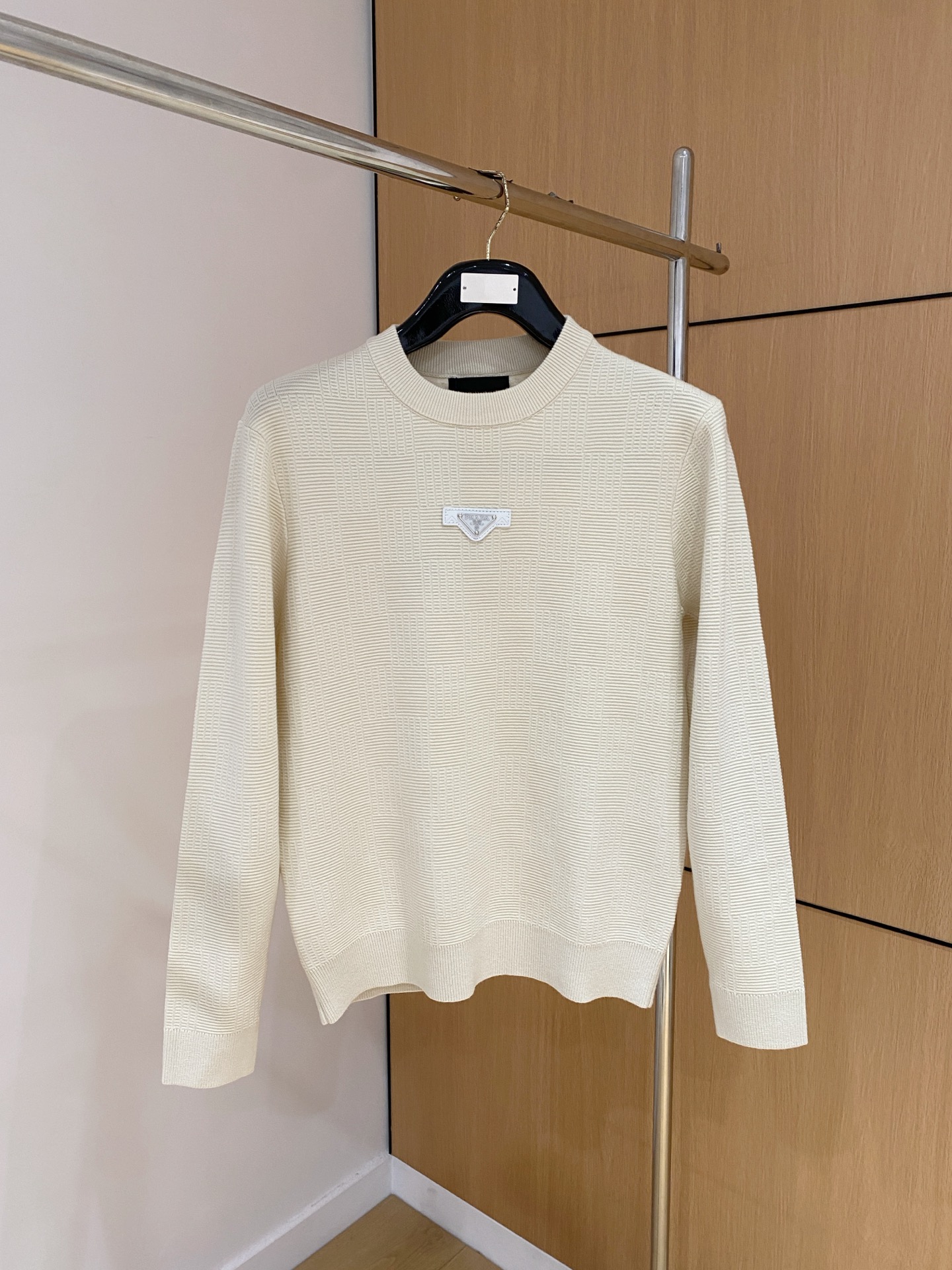 普拉达 2025秋冬 羊毛混纺套头针织毛衣很有亮点细节上凸显质感 整体设计上身时尚而赋予现代气息感合体的