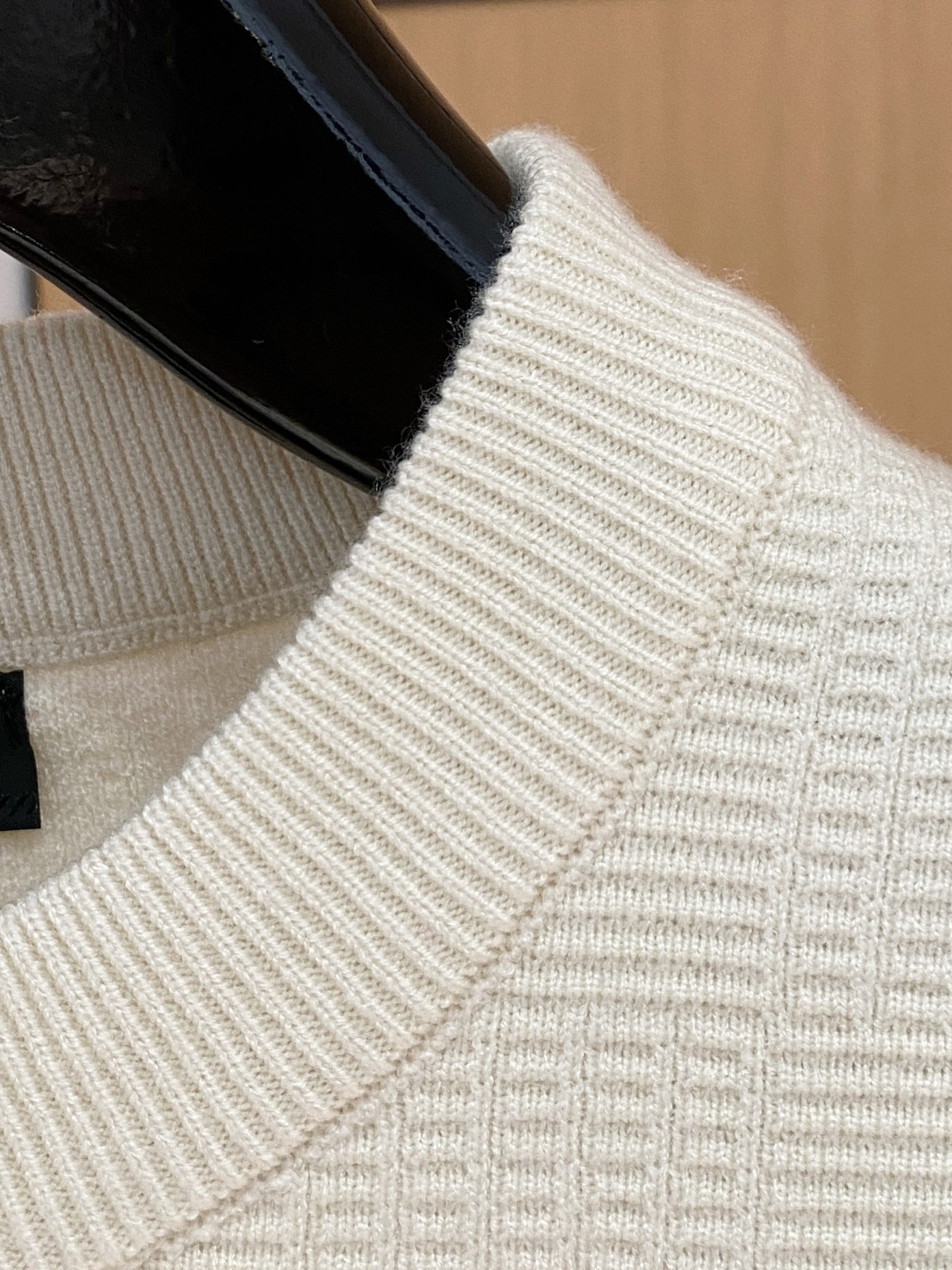 普拉达 2025秋冬 羊毛混纺套头针织毛衣很有亮点细节上凸显质感 整体设计上身时尚而赋予现代气息感合体的