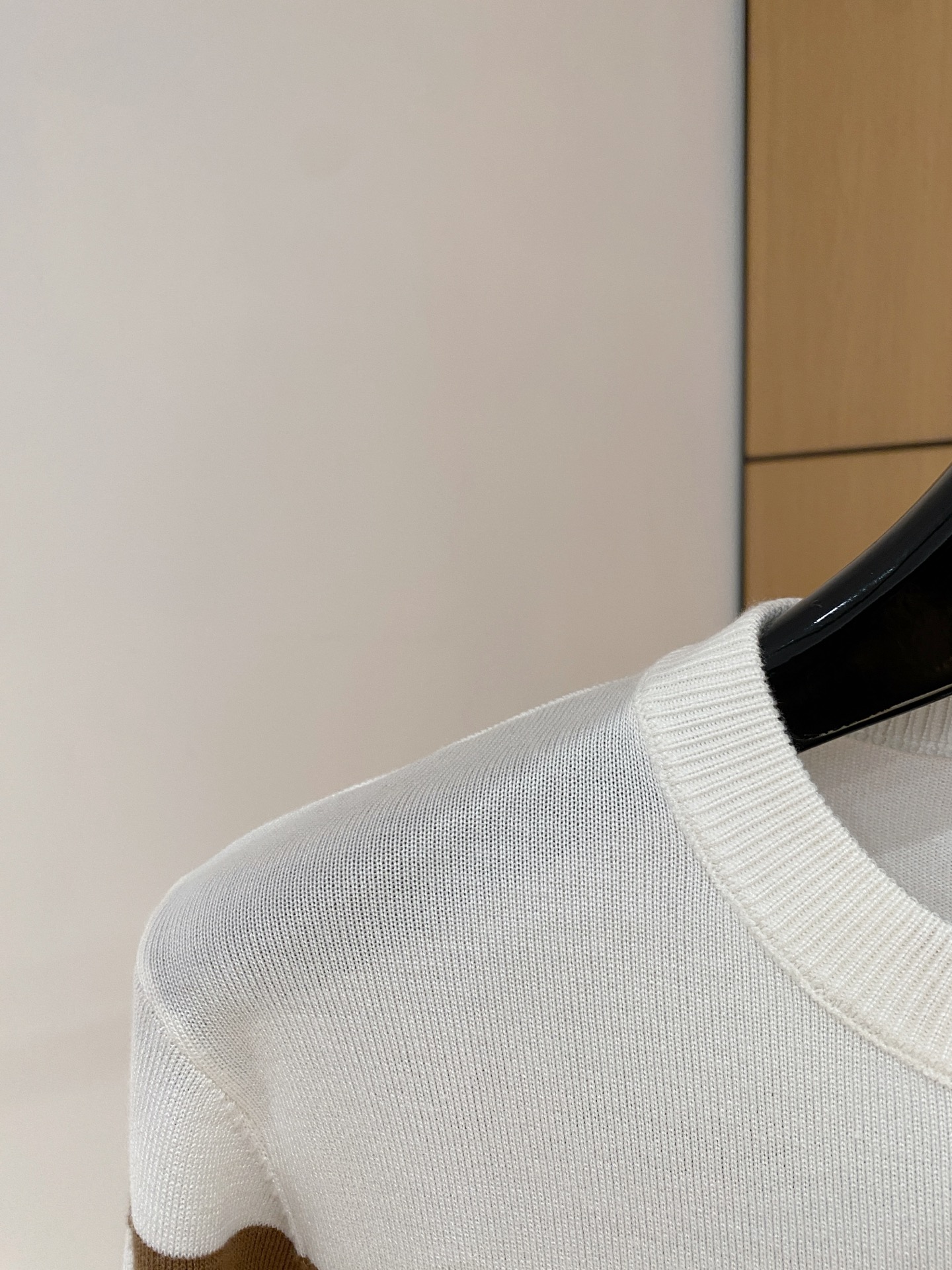 巴宝莉 2025秋冬 羊毛混纺套头针织毛衣很有亮点细节上凸显质感 整体设计上身时尚而赋予现代气息感合体的