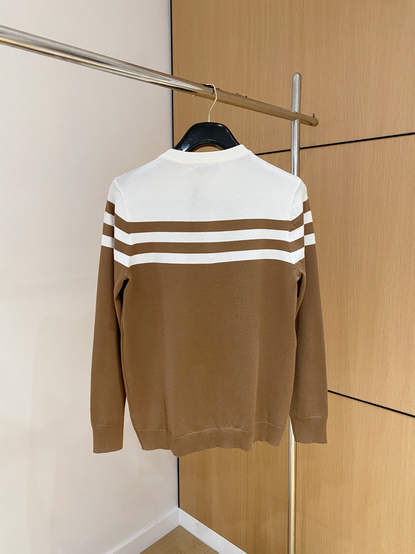 巴宝莉 2025秋冬 羊毛混纺套头针织毛衣很有亮点细节上凸显质感 整体设计上身时尚而赋予现代气息感合体的