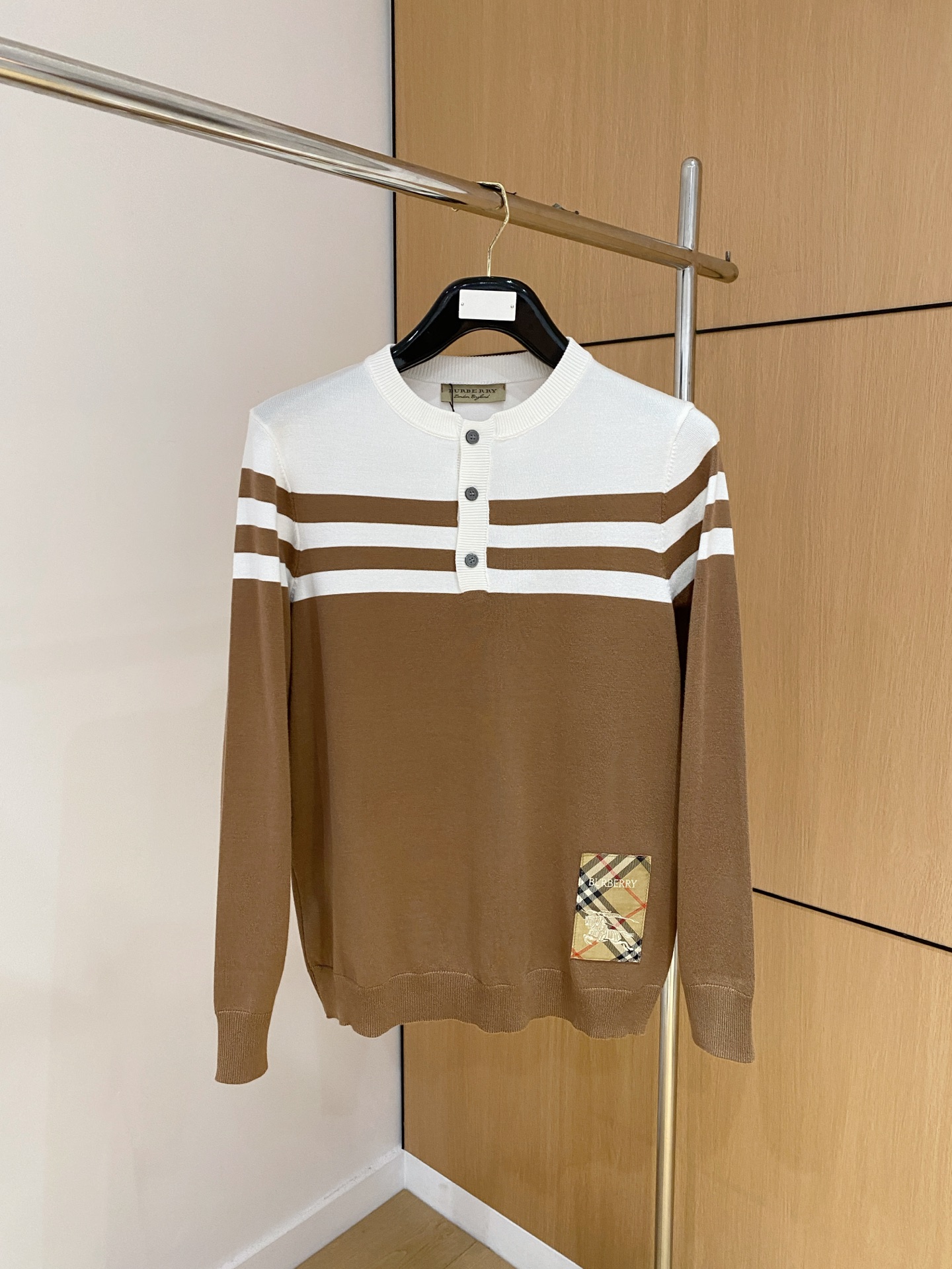 巴宝莉 2025秋冬 羊毛混纺套头针织毛衣很有亮点细节上凸显质感 整体设计上身时尚而赋予现代气息感合体的