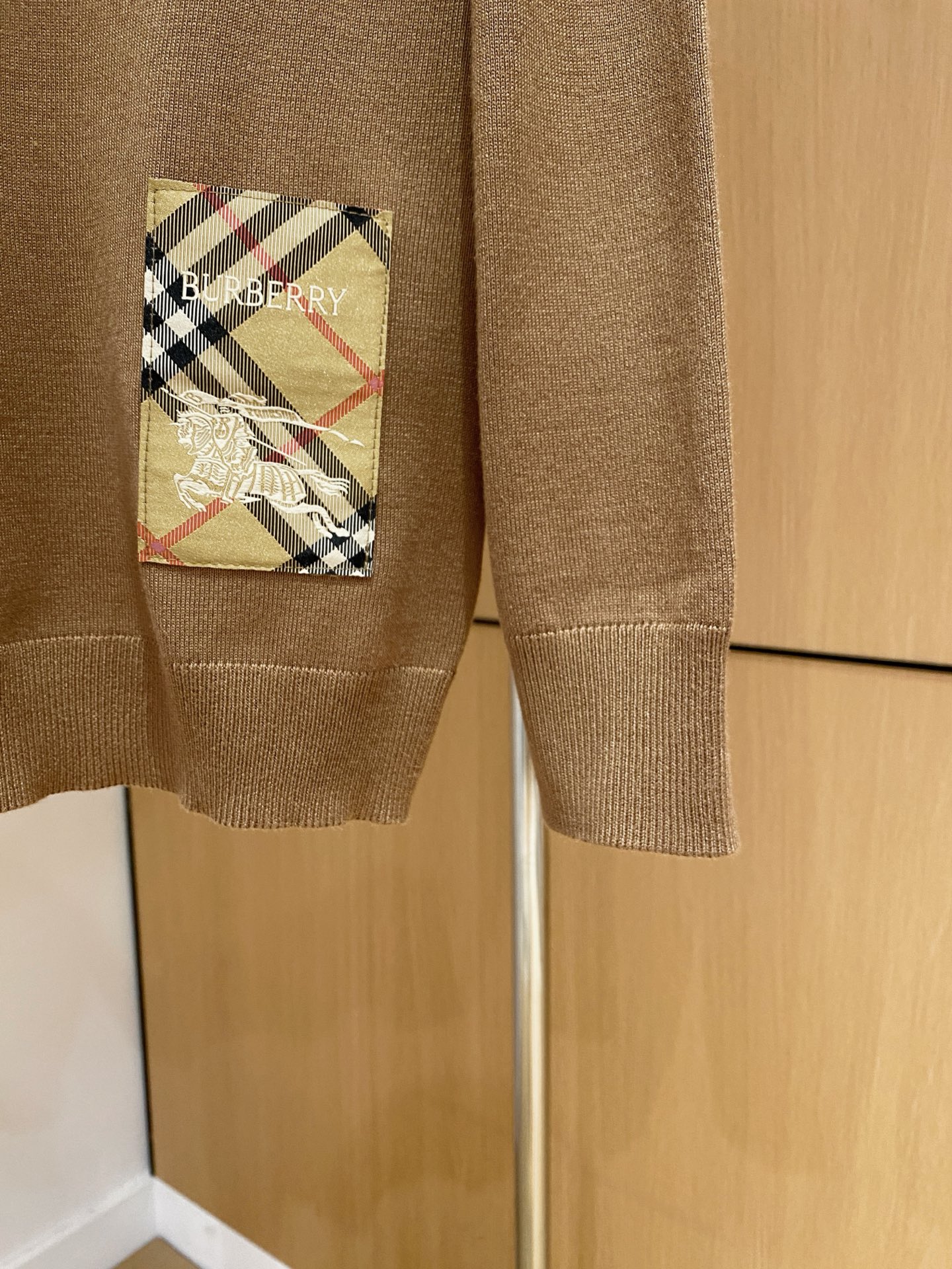 巴宝莉 2025秋冬 羊毛混纺套头针织毛衣很有亮点细节上凸显质感 整体设计上身时尚而赋予现代气息感合体的