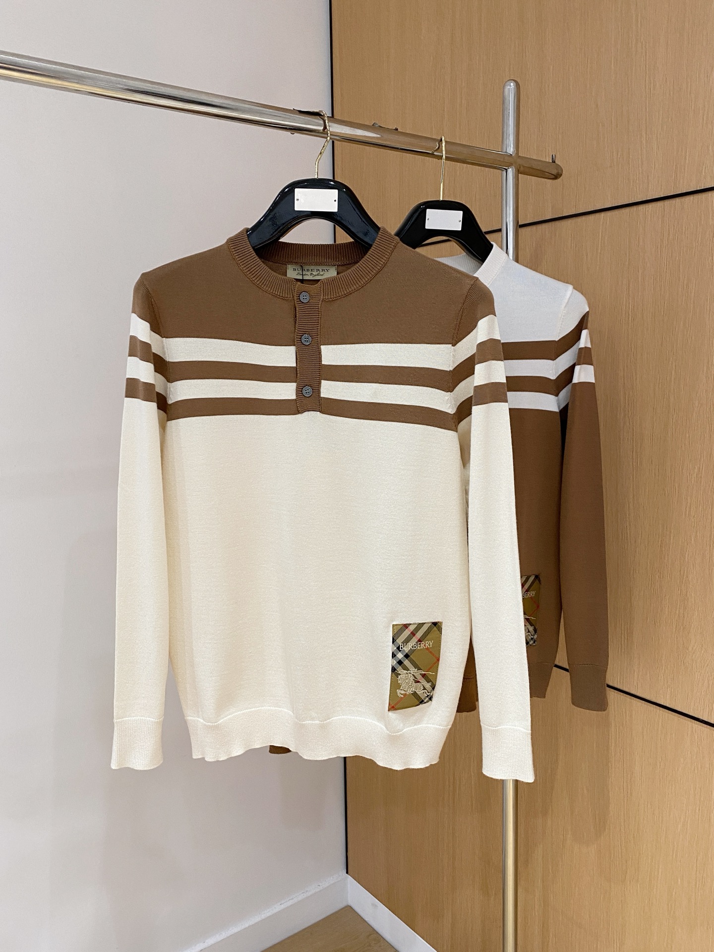 巴宝莉 2025秋冬 羊毛混纺套头针织毛衣很有亮点细节上凸显质感 整体设计上身时尚而赋予现代气息感合体的