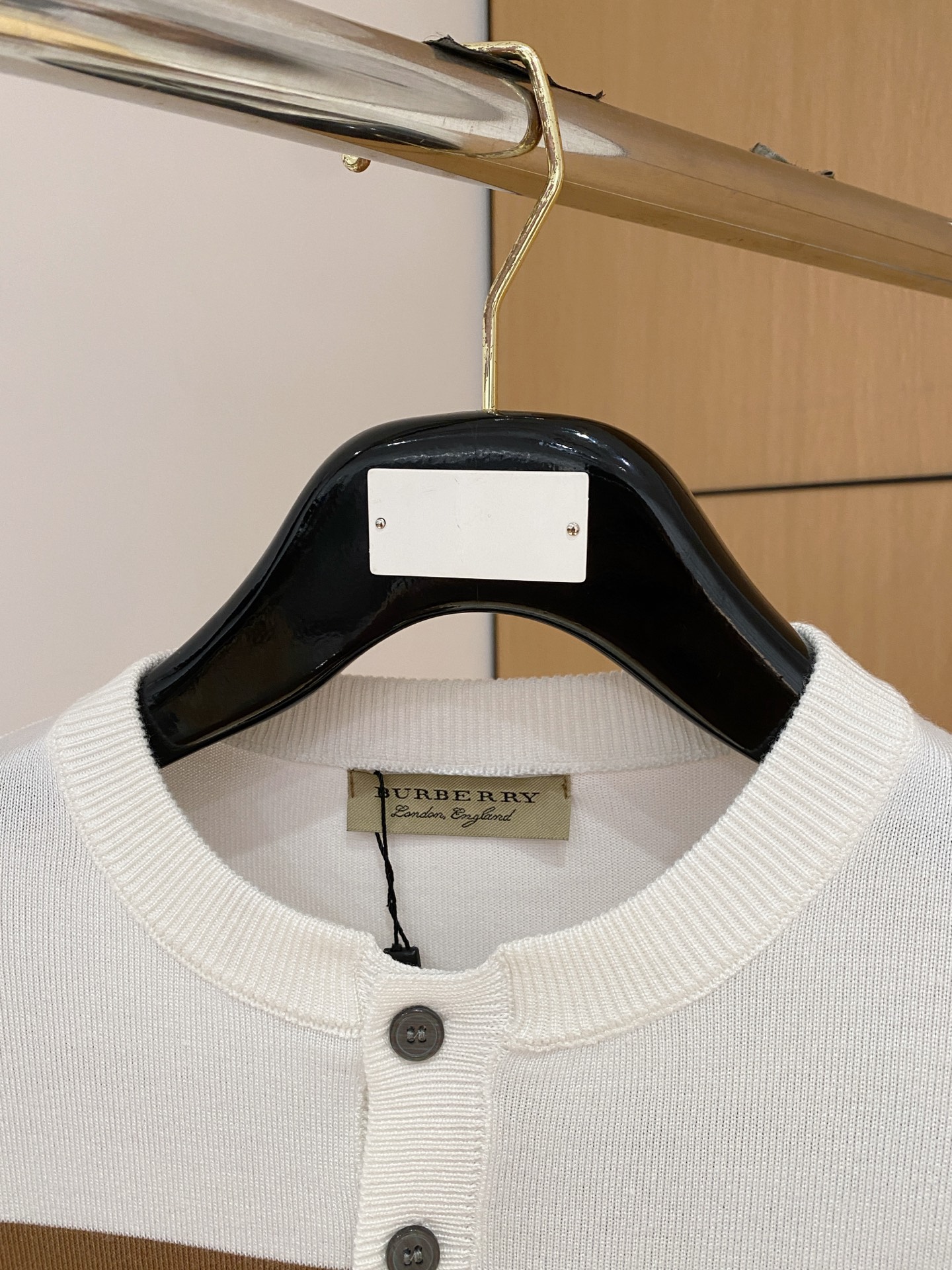 巴宝莉 2025秋冬 羊毛混纺套头针织毛衣很有亮点细节上凸显质感 整体设计上身时尚而赋予现代气息感合体的