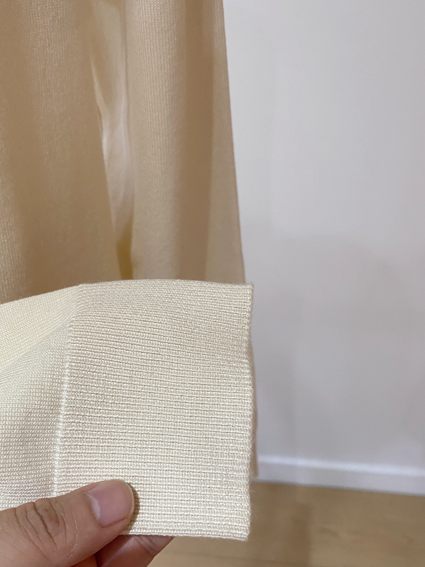 巴宝莉 2025秋冬 羊毛混纺套头针织毛衣很有亮点细节上凸显质感 整体设计上身时尚而赋予现代气息感合体的