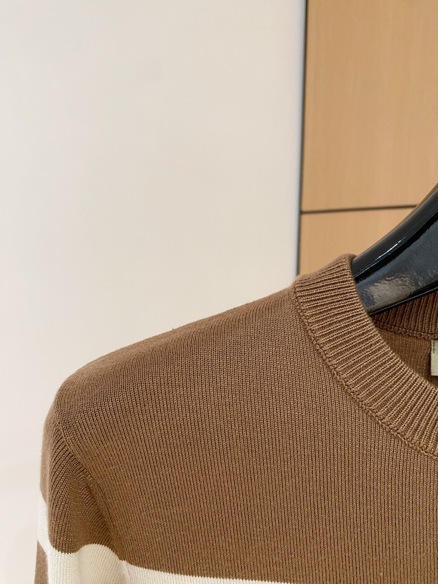 巴宝莉 2025秋冬 羊毛混纺套头针织毛衣很有亮点细节上凸显质感 整体设计上身时尚而赋予现代气息感合体的