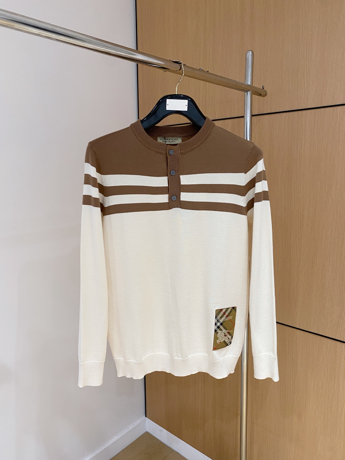 巴宝莉 2025秋冬 羊毛混纺套头针织毛衣很有亮点细节上凸显质感 整体设计上身时尚而赋予现代气息感合体的