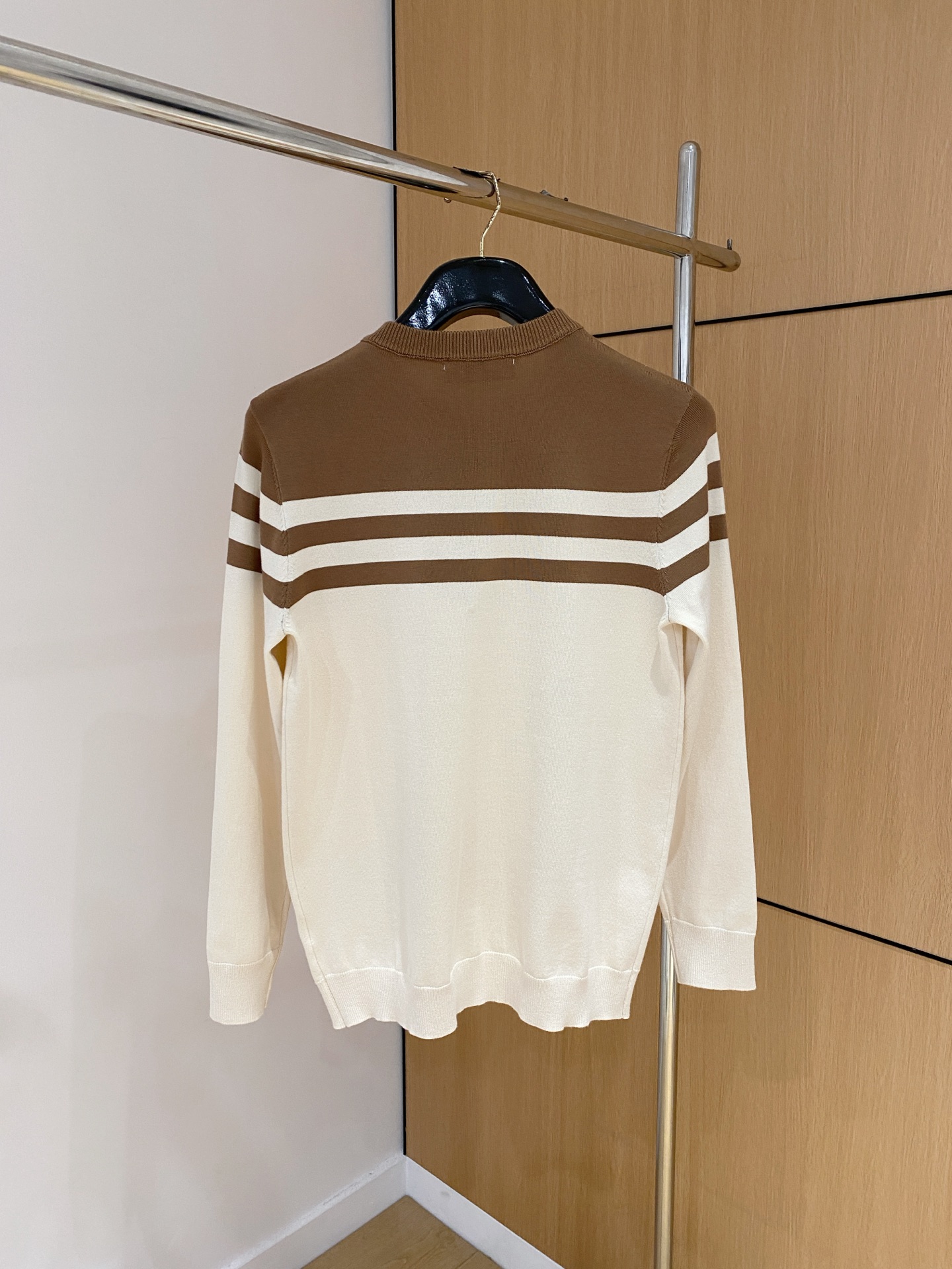 巴宝莉 2025秋冬 羊毛混纺套头针织毛衣很有亮点细节上凸显质感 整体设计上身时尚而赋予现代气息感合体的