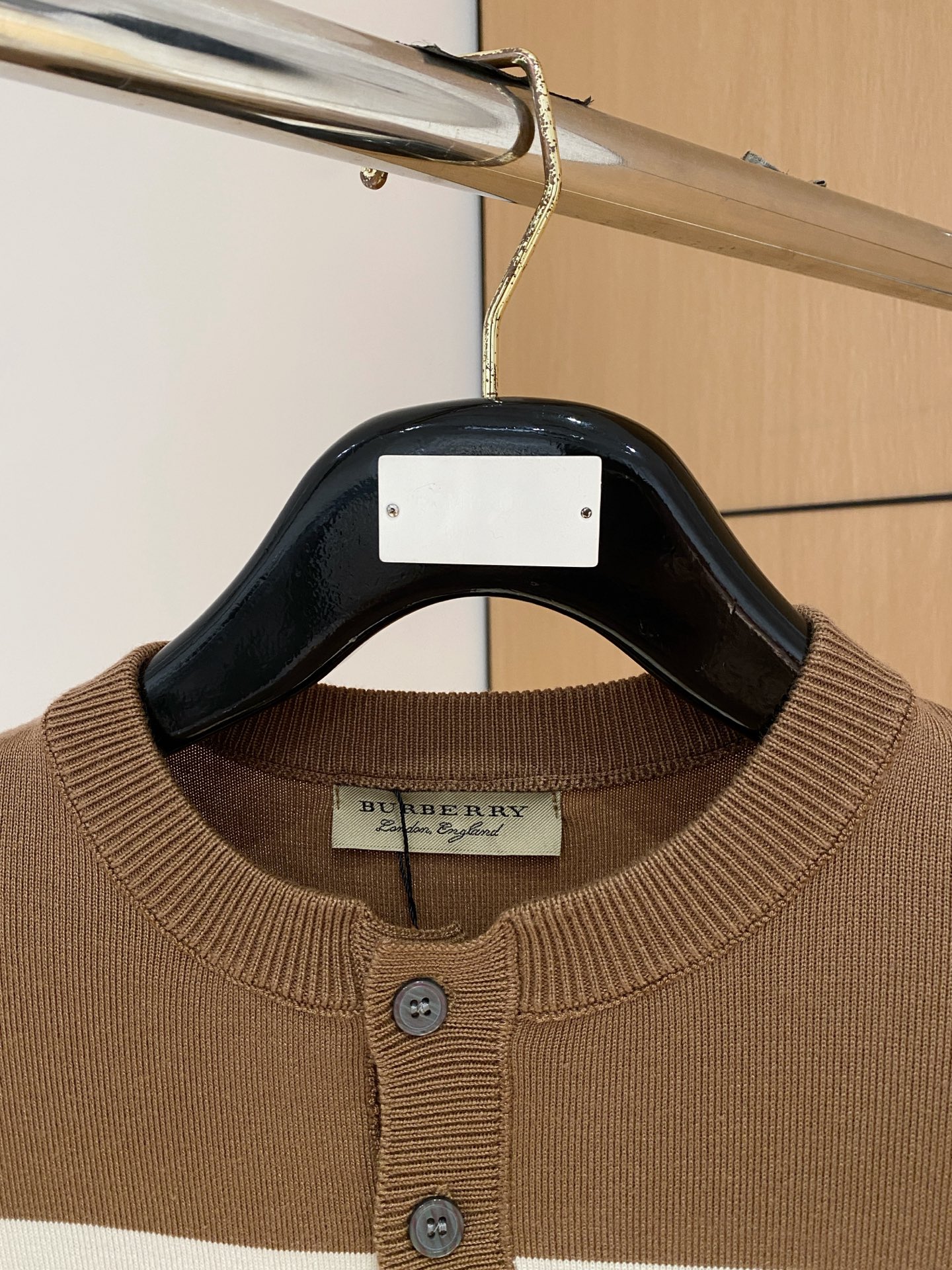 巴宝莉 2025秋冬 羊毛混纺套头针织毛衣很有亮点细节上凸显质感 整体设计上身时尚而赋予现代气息感合体的