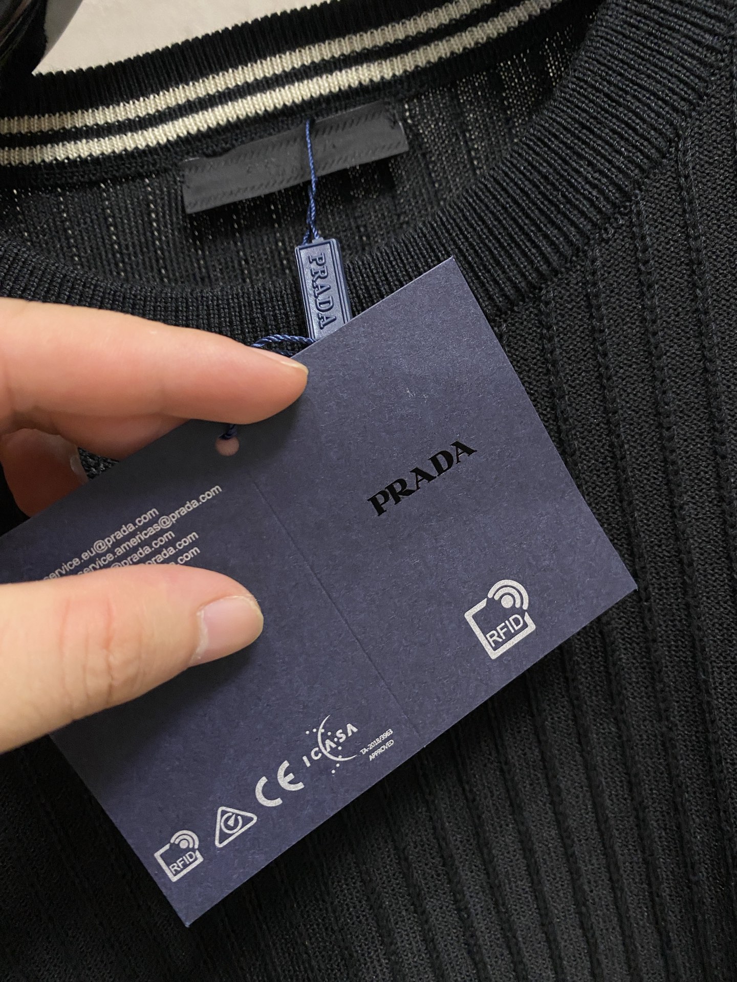 普拉达 2025秋冬 羊毛混纺套头针织毛衣很有亮点细节上凸显质感 整体设计上身时尚而赋予现代气息感合体的