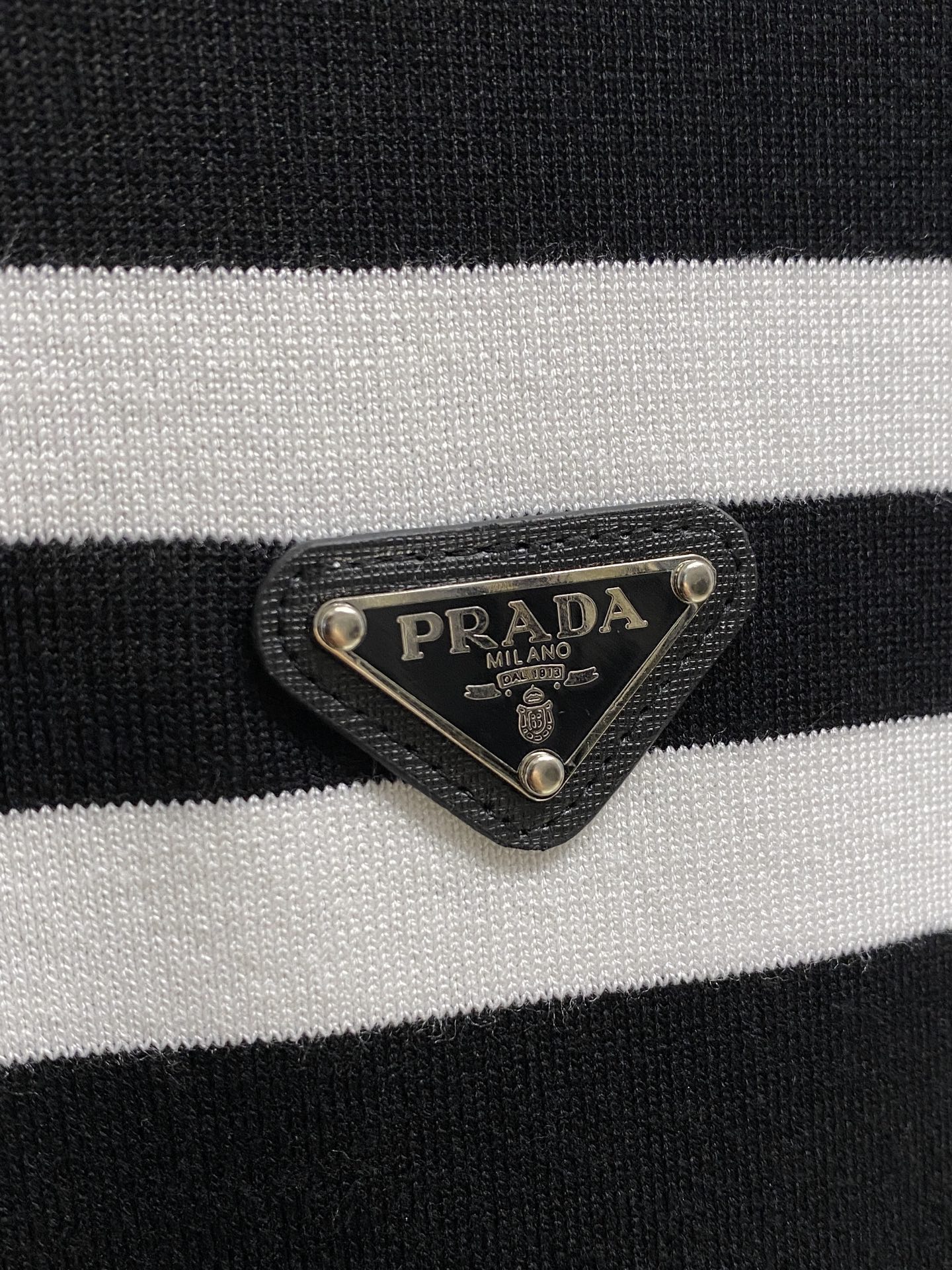 普拉达 2025秋冬 羊毛混纺套头针织毛衣很有亮点细节上凸显质感 整体设计上身时尚而赋予现代气息感合体的