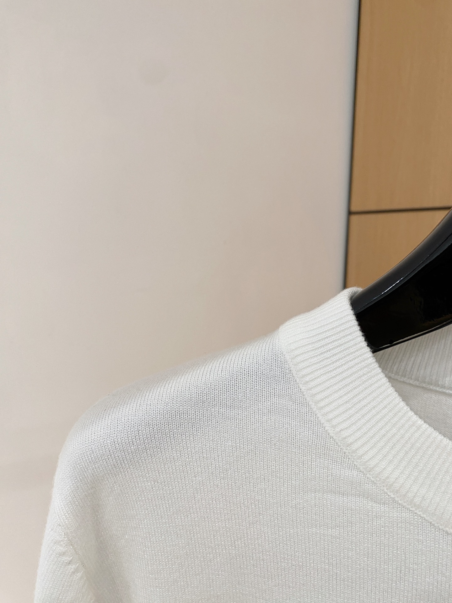 芬迪 2025 秋冬新款男士针织套头毛衣打底充满时尚阳光的魅力风格,线条设计时尚奢感彰显与众不同的特质.