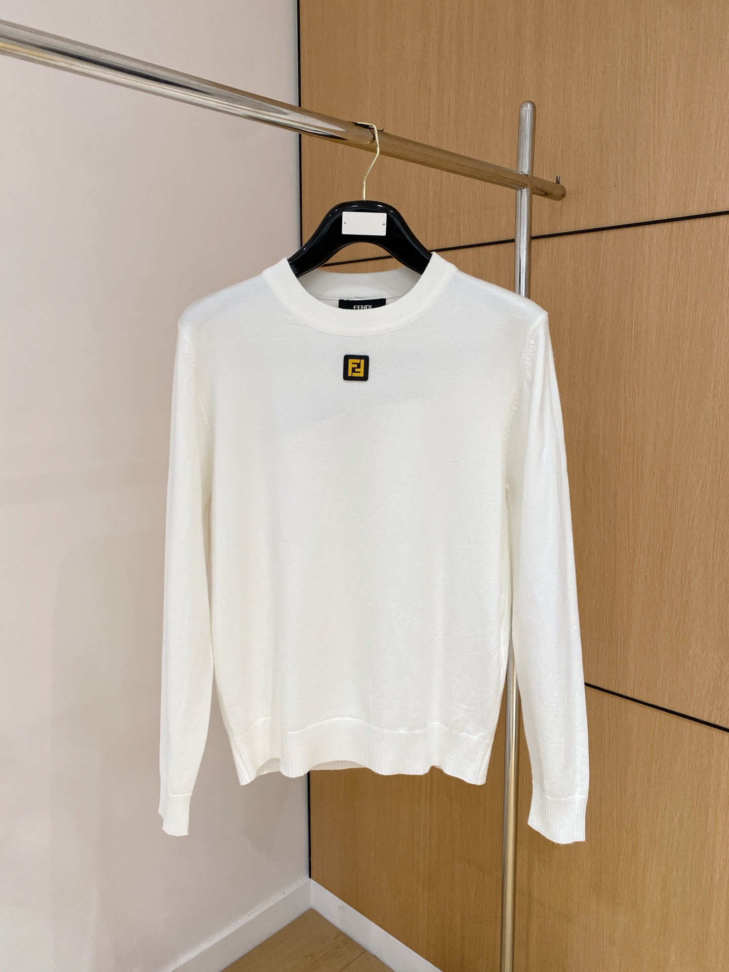 芬迪 2025 秋冬新款男士针织套头毛衣打底充满时尚阳光的魅力风格,线条设计时尚奢感彰显与众不同的特质.