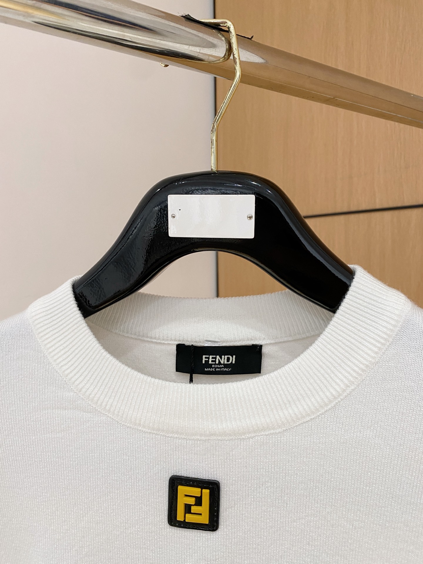 芬迪 2025 秋冬新款男士针织套头毛衣打底充满时尚阳光的魅力风格,线条设计时尚奢感彰显与众不同的特质.