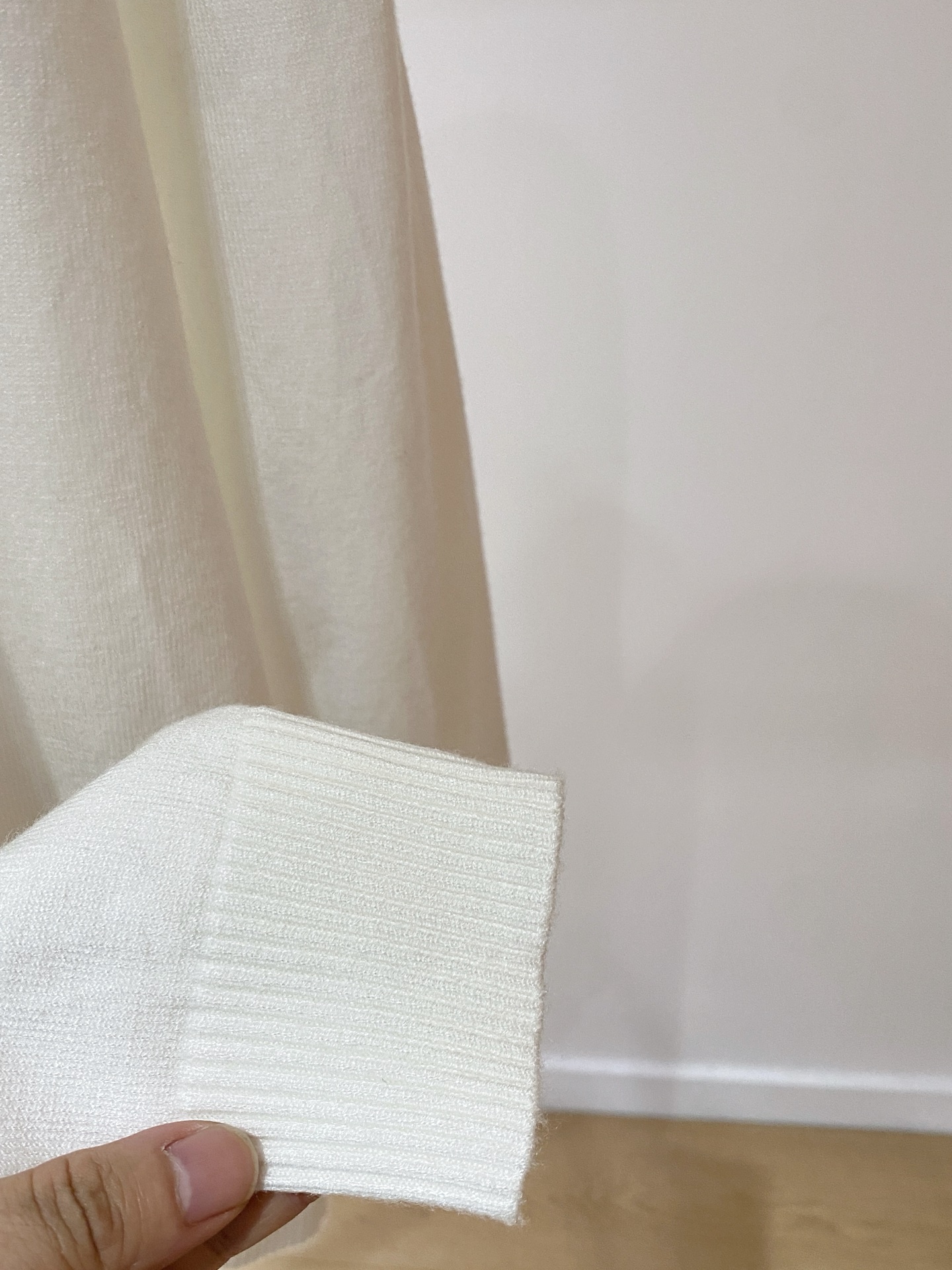 芬迪 2025 秋冬新款男士针织套头毛衣打底充满时尚阳光的魅力风格,线条设计时尚奢感彰显与众不同的特质.