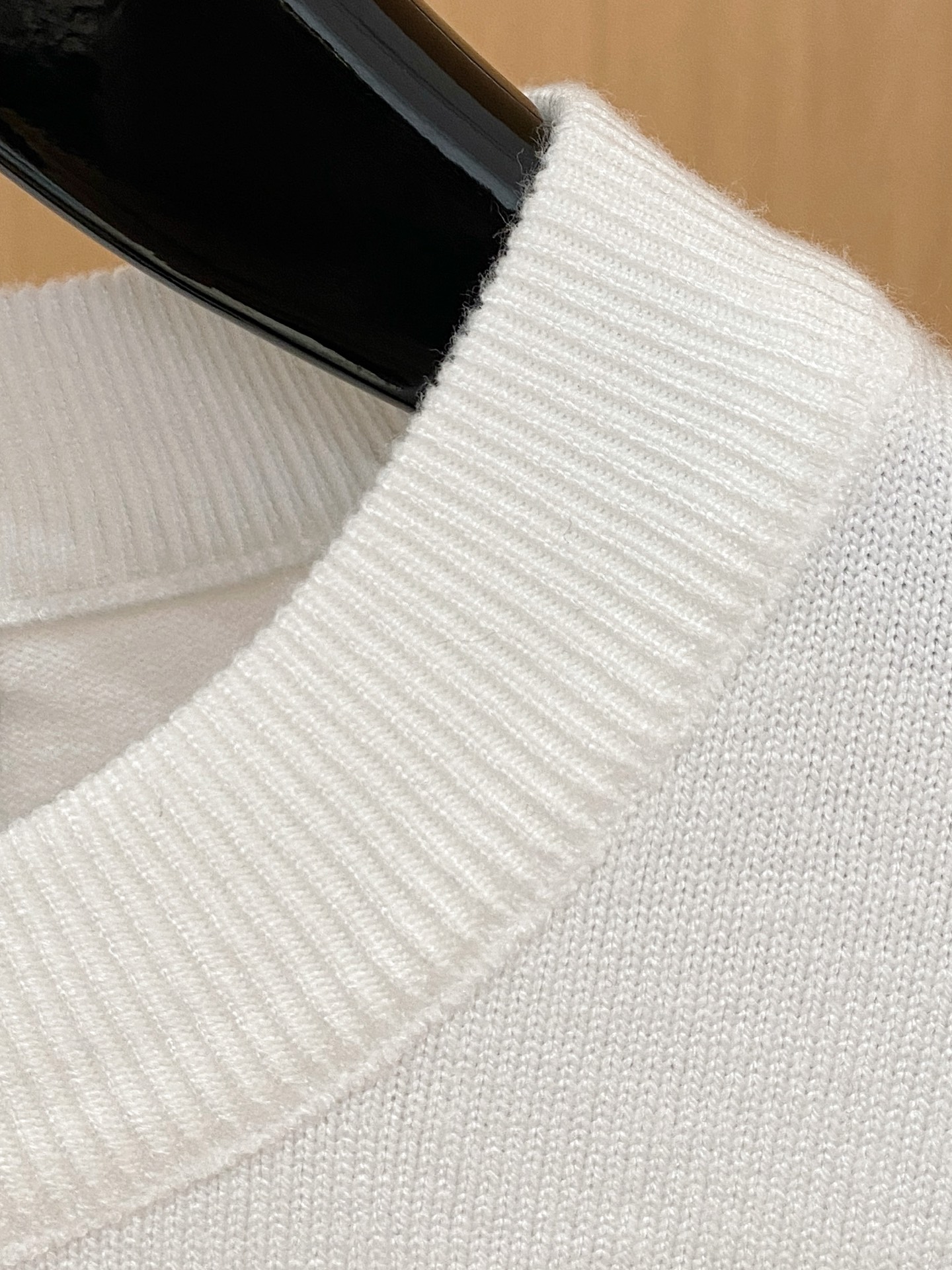 芬迪 2025 秋冬新款男士针织套头毛衣打底充满时尚阳光的魅力风格,线条设计时尚奢感彰显与众不同的特质.