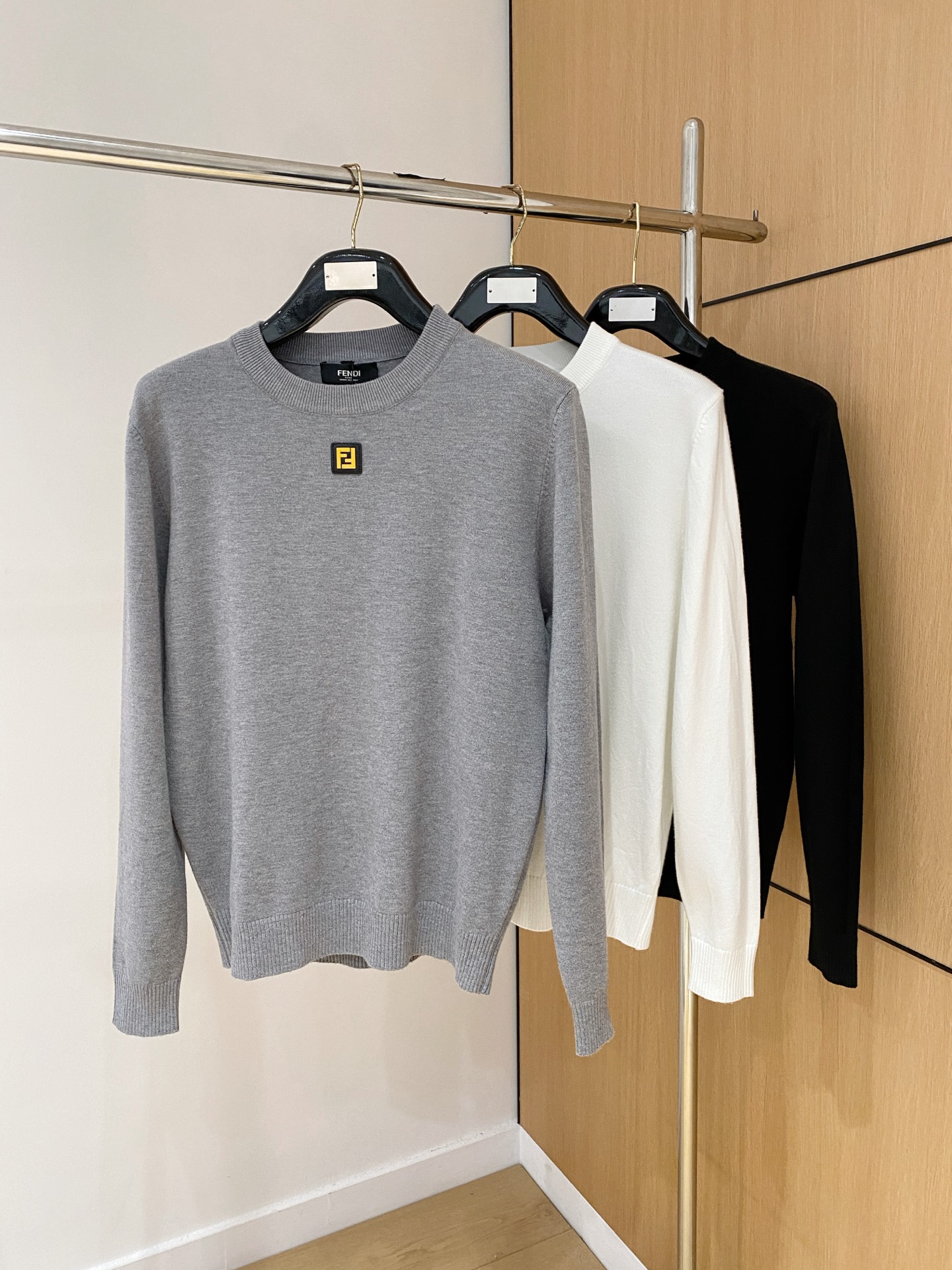 芬迪 2025 秋冬新款男士针织套头毛衣打底充满时尚阳光的魅力风格,线条设计时尚奢感彰显与众不同的特质.