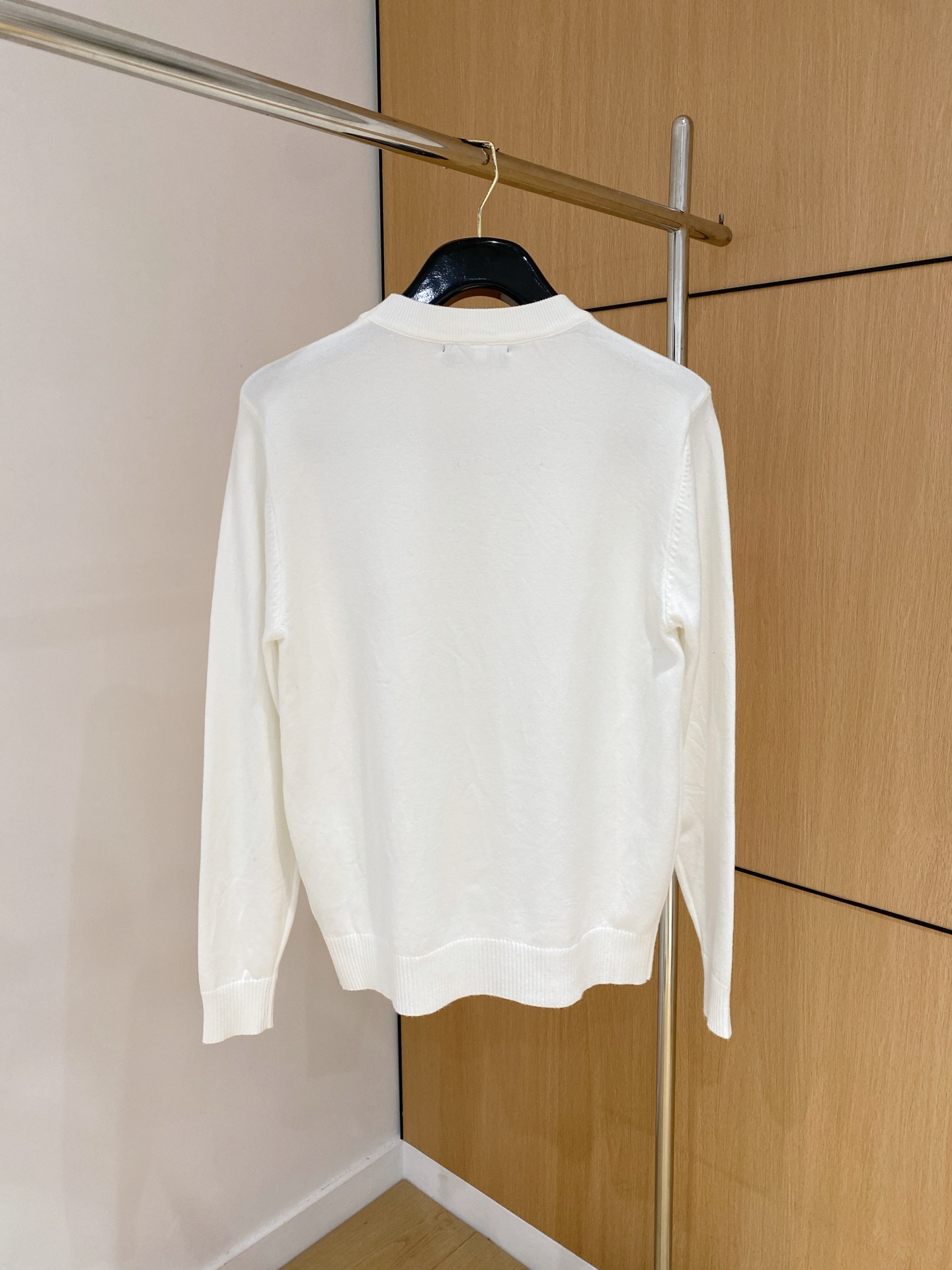 芬迪 2025 秋冬新款男士针织套头毛衣打底充满时尚阳光的魅力风格,线条设计时尚奢感彰显与众不同的特质.