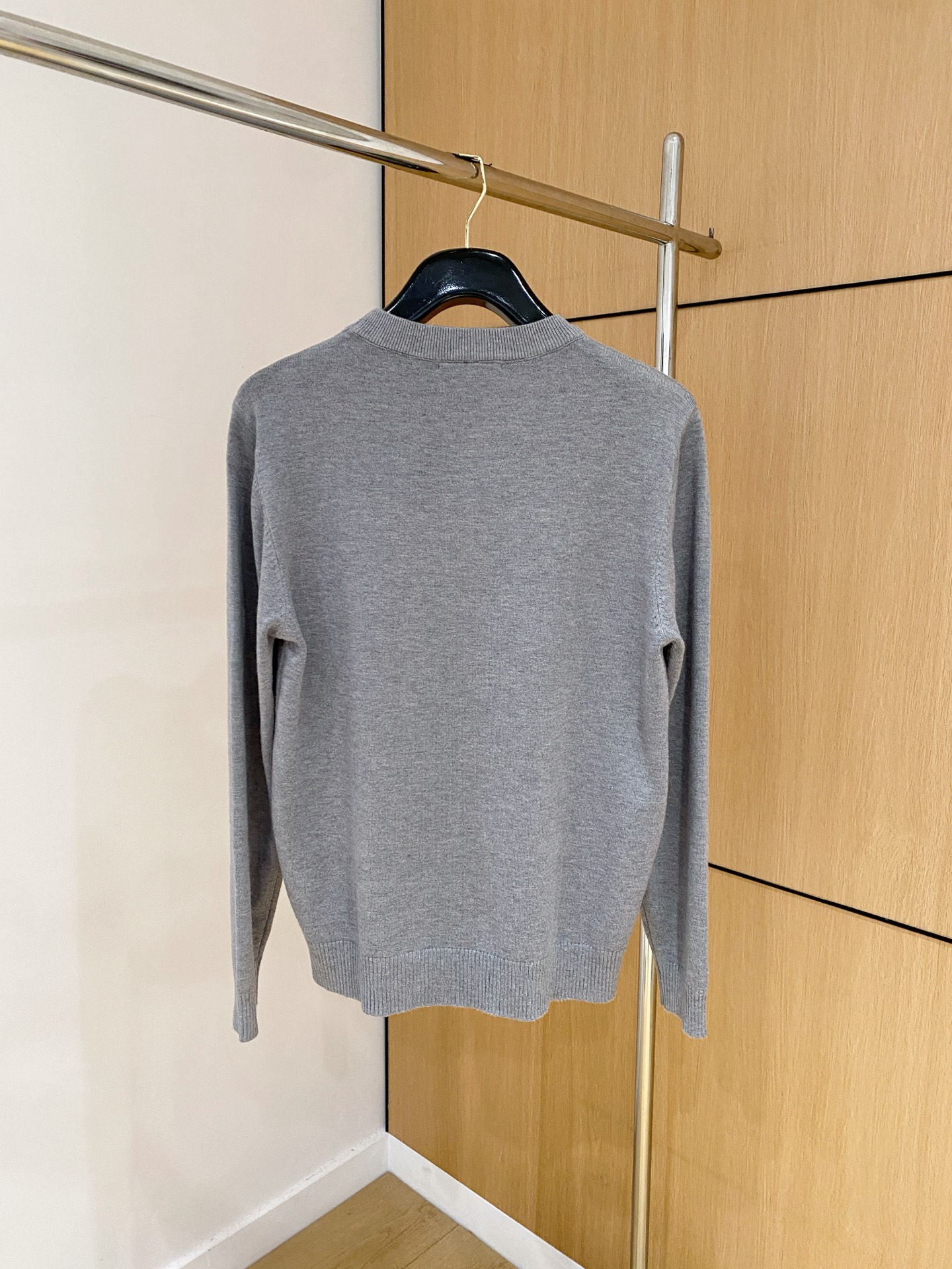 芬迪 2025 秋冬新款男士针织套头毛衣打底充满时尚阳光的魅力风格,线条设计时尚奢感彰显与众不同的特质.